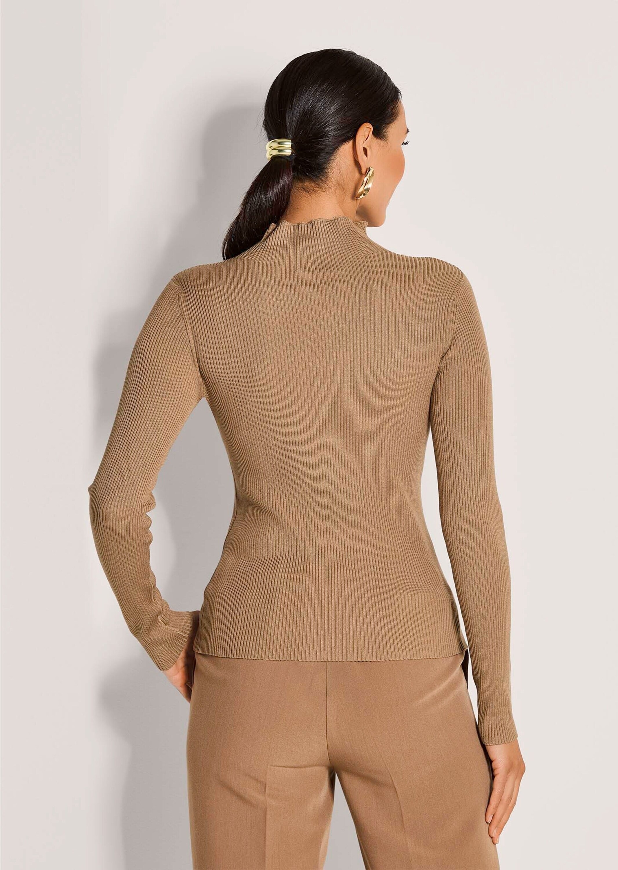 MADELEINE Longpullover »Strickpullover Stilvoller Viskosepullover mit edlen Broschen« Seitliche Brosche