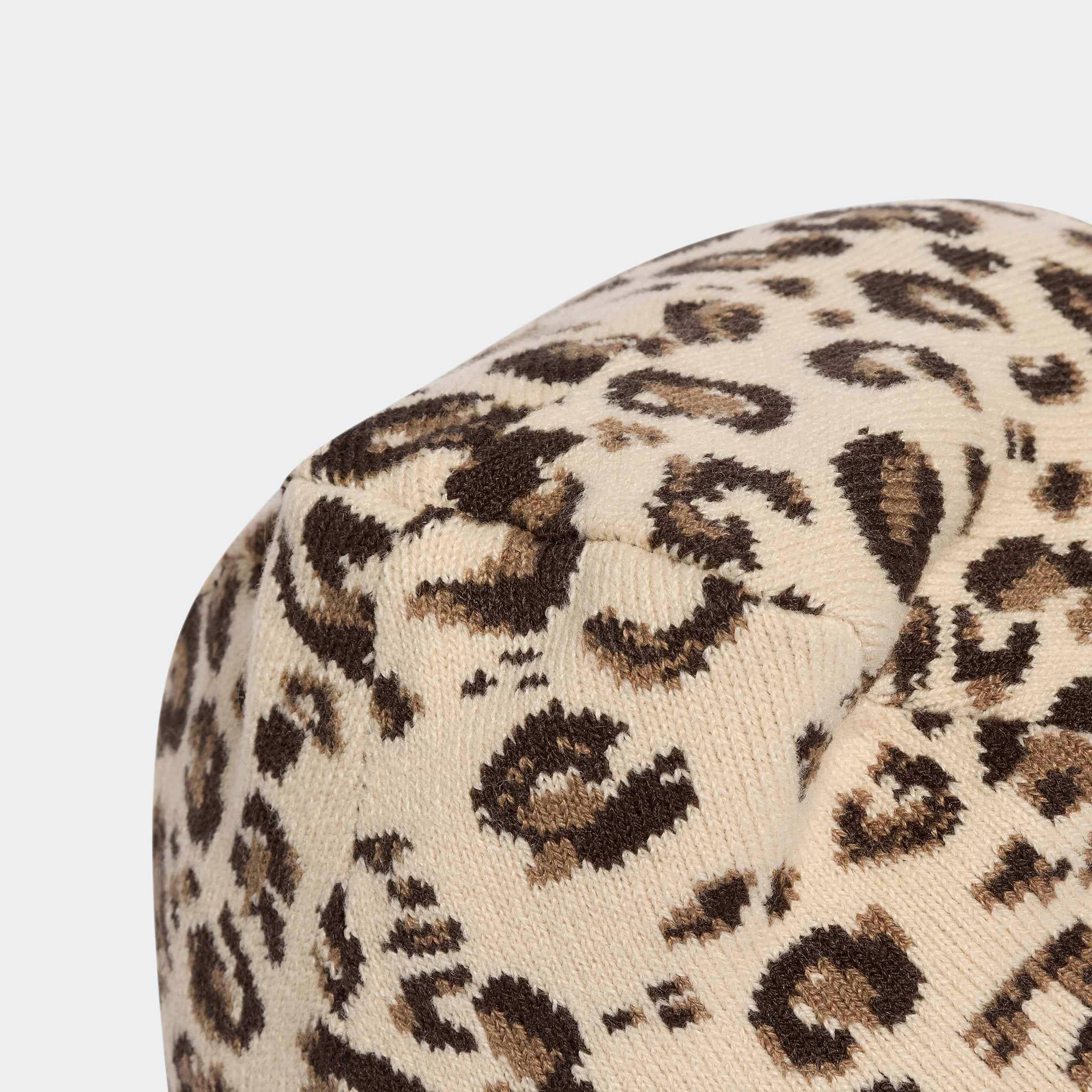 adidas Sportswear Beanie »LEO GRAFIK BEANIE« sportliche Beanie, mit Leo-Grafik, aus glatt gestricktem Material