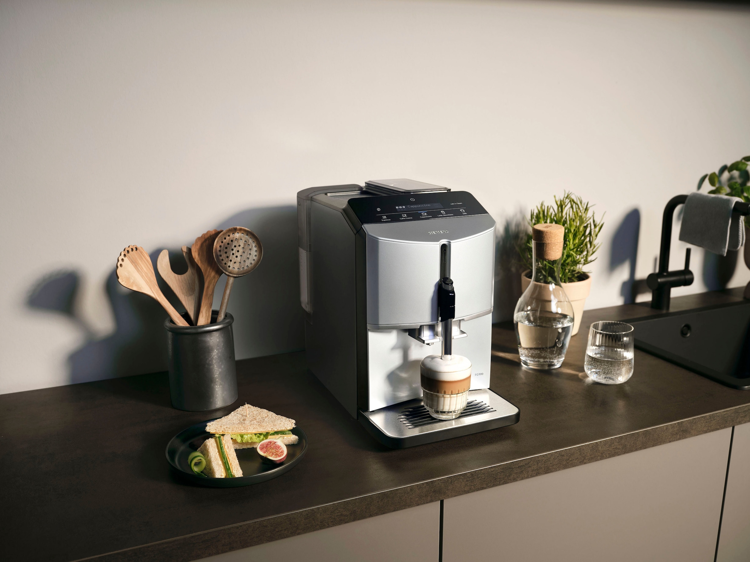 SIEMENS Kaffeevollautomat »EQ300 TF303E01, viele Kaffeespezialitäten, OneTouch-Funktion«, benutzerfreundliches Display, Keramikmahlwerk, daylight silber