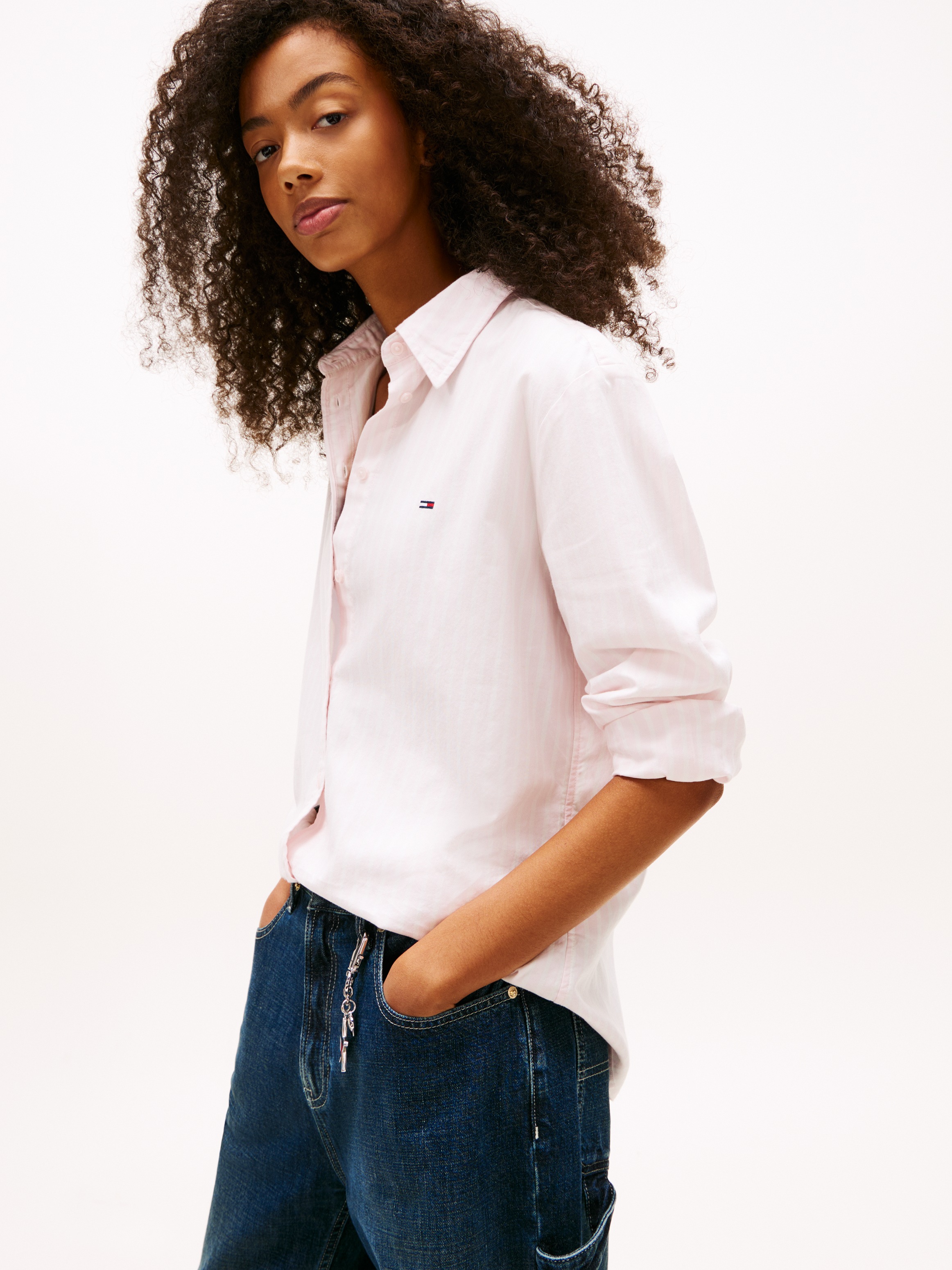 Tommy Jeans Hemdbluse »TJW REG OXFORD SHIRT« mit Logostickerei, abgerundeter Saum