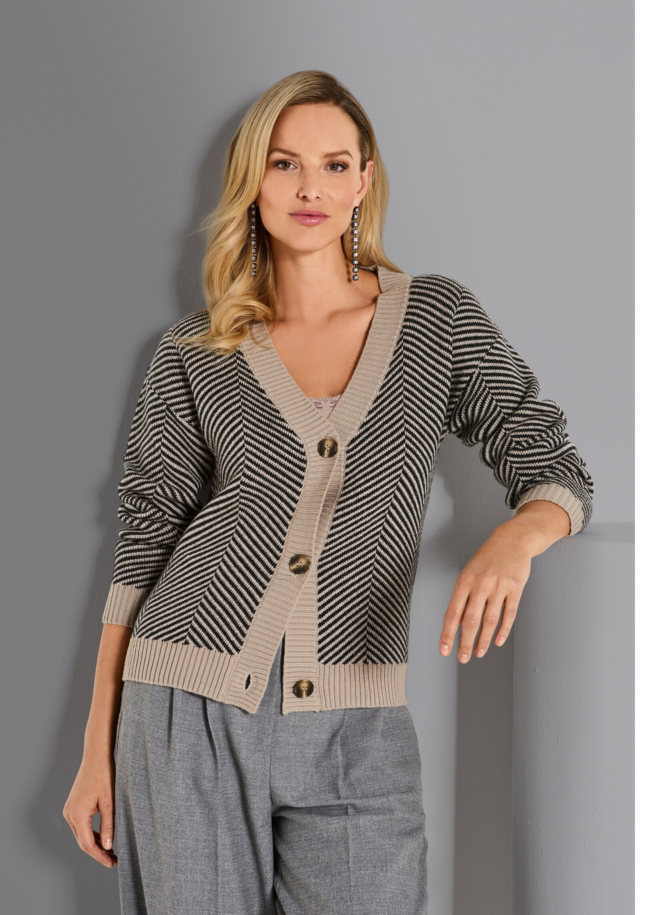MADELEINE Strickjacke »Strickjacke Cardigan aus Schurwolle mit V-Ausschnitt« Strickjacke mit Jacquardmuster
