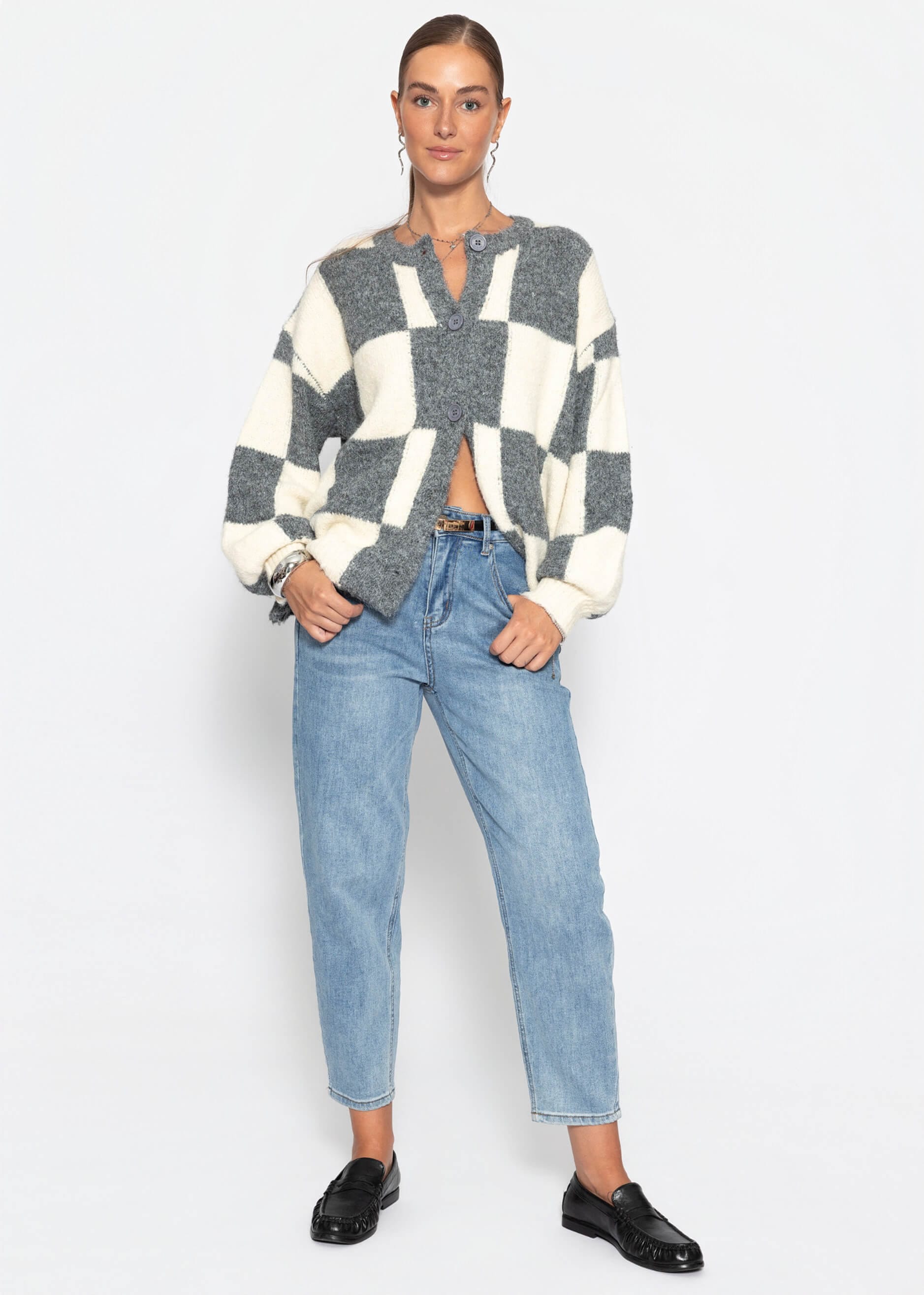 SASSYCLASSY Cardigan »Cardigan im Karomuster« Moderne Strickjacke geometrische Formen in Grau