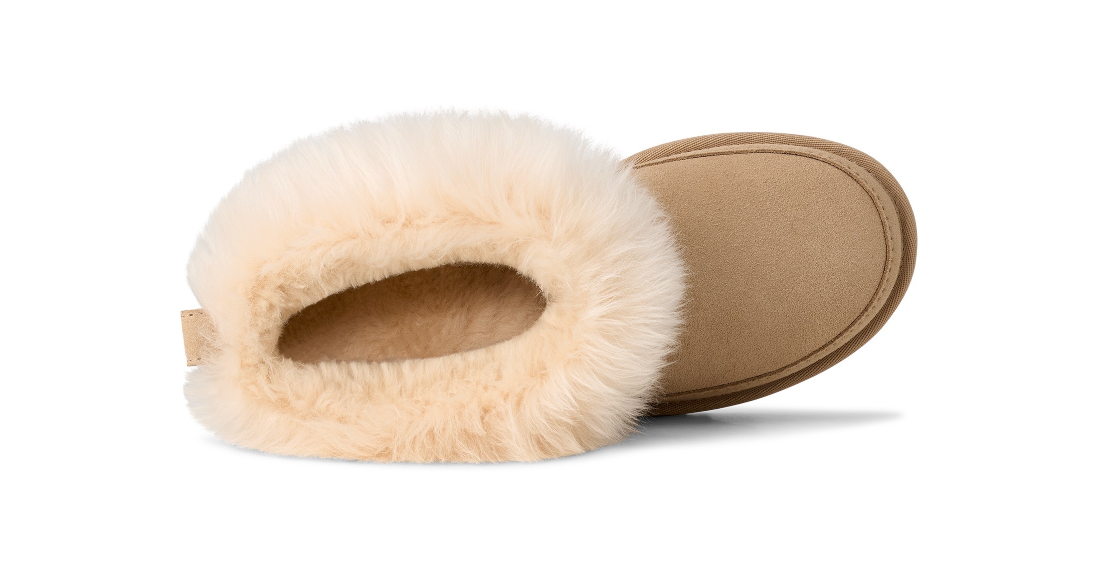 UGG Winterboots »Classic Ultra Mini Chalet«  Ankleboots, Schlupfboots mit modischer Schaffell Verzierung
