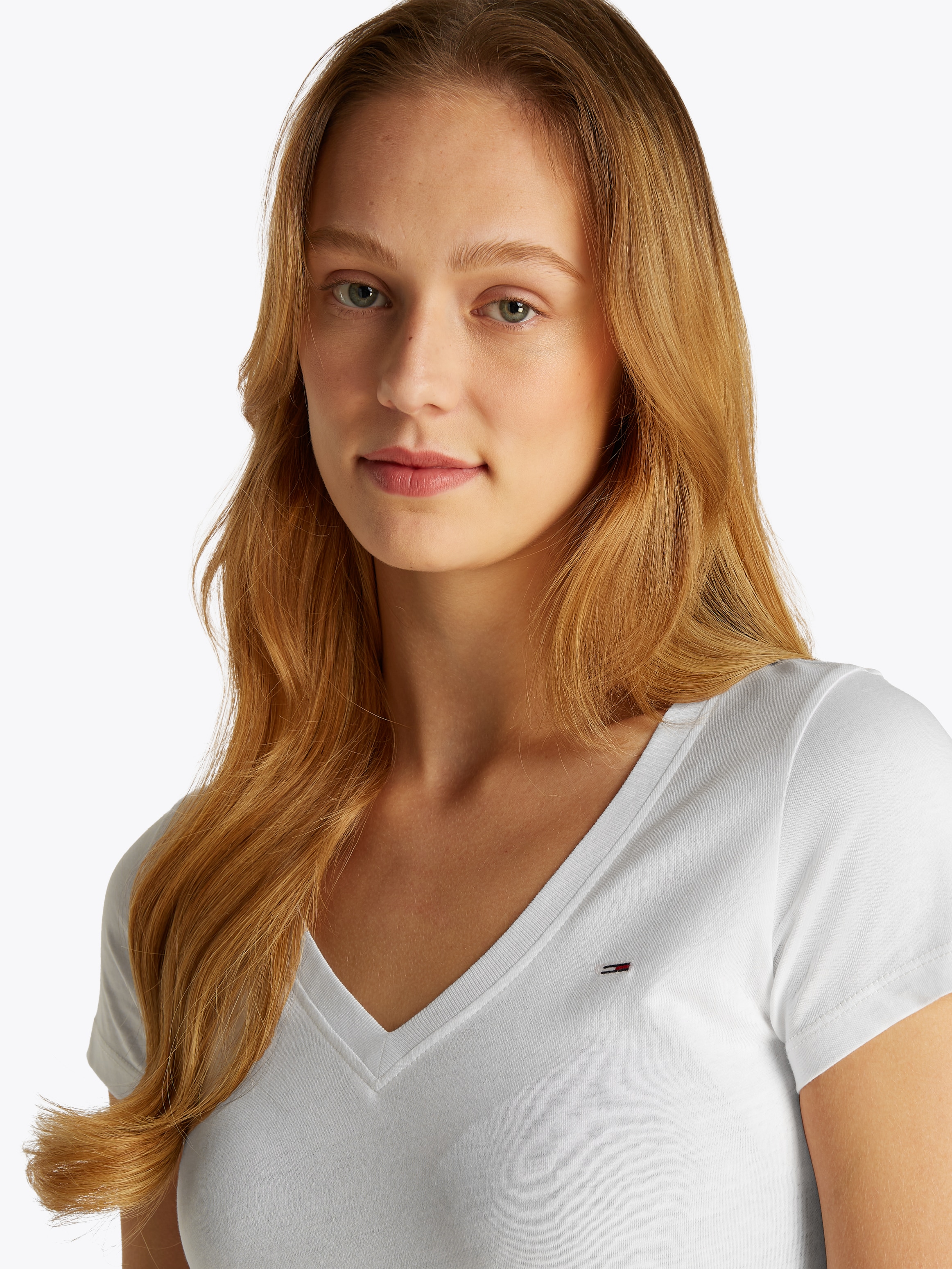 Tommy Jeans T-Shirt »TJW SLIM V-NECK TEE«, mit Logo-Stickerei