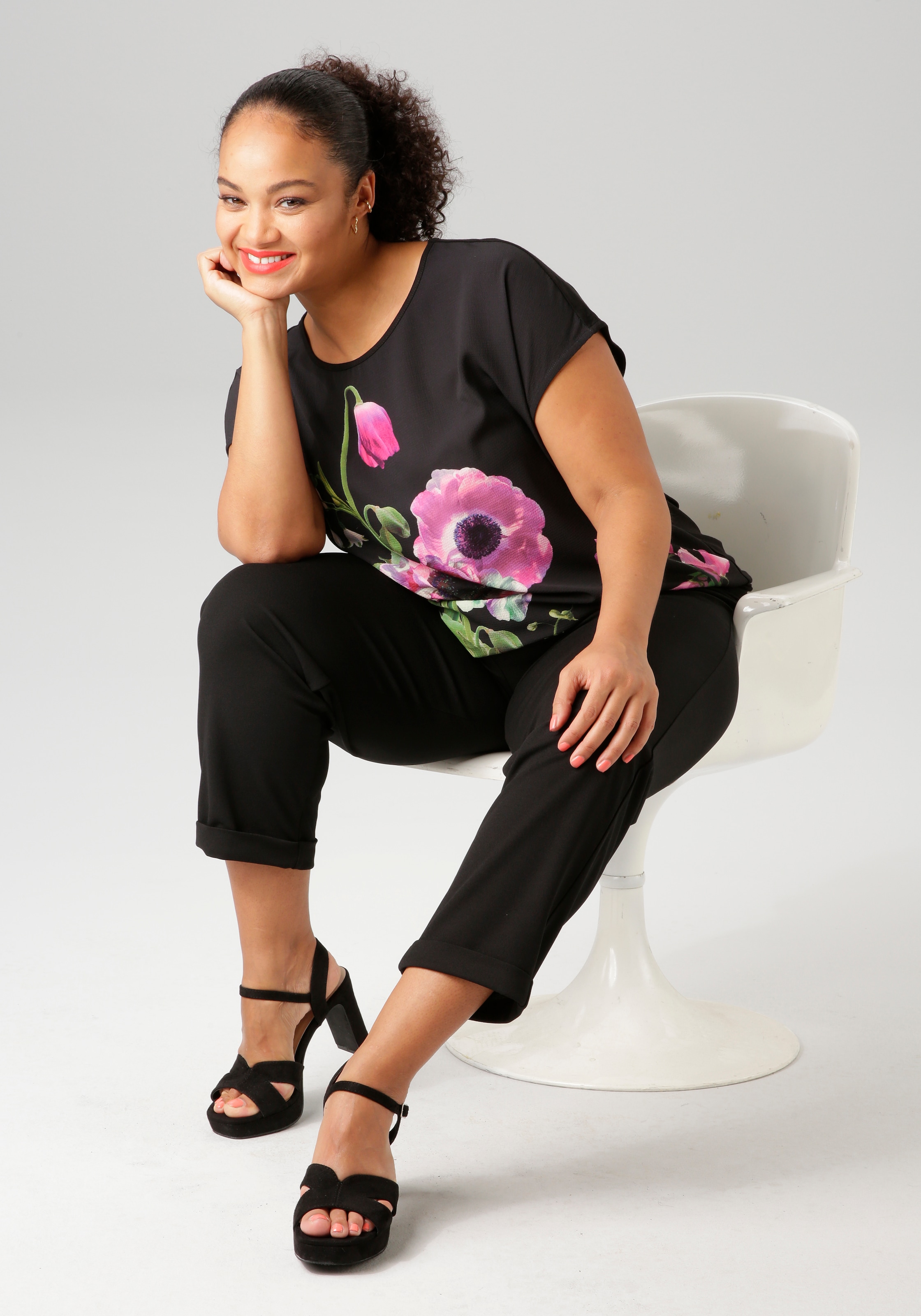 Aniston PLUS Shirtbluse, mit farbenfrohen, großflächigen Blumen bedruckt