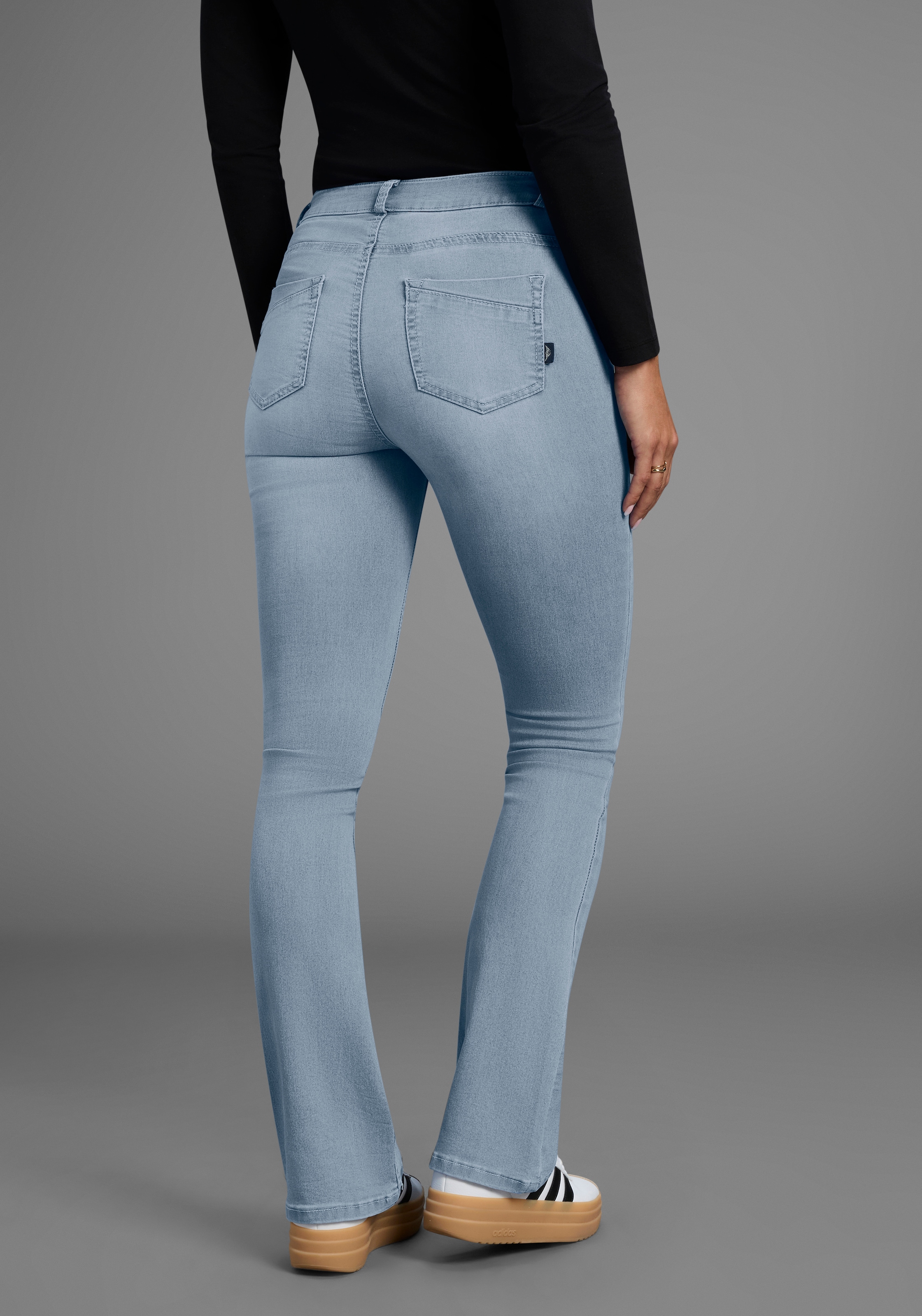 Arizona Bootcut-Jeans »Ultra Stretch« ausgestellte Beinform,  Used-Waschung,  hohe Leibhöhe