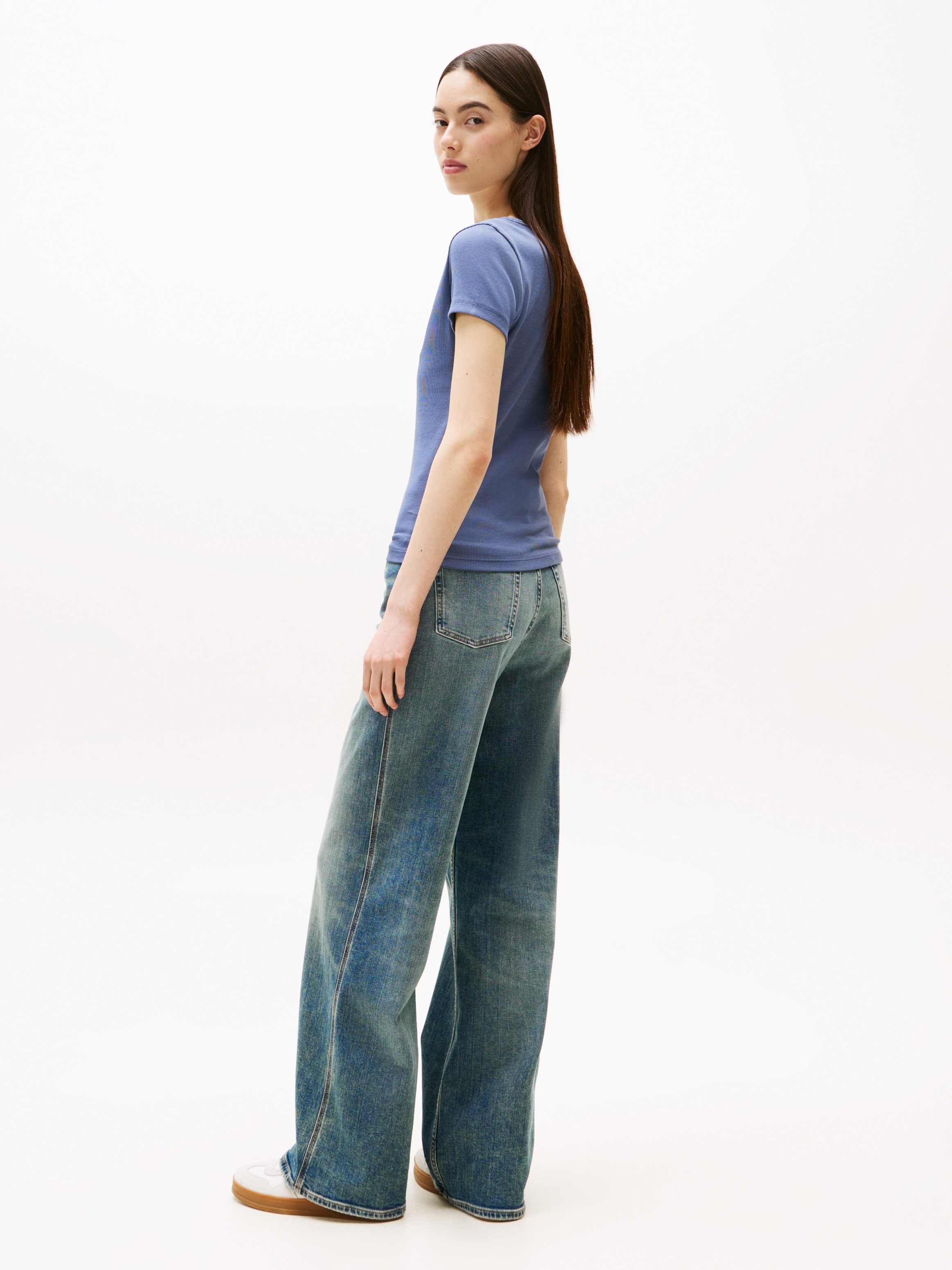 Tommy Jeans T-Shirt »TJW SLIM ESSENTIAL RIB V SS«, mit Logostickerei