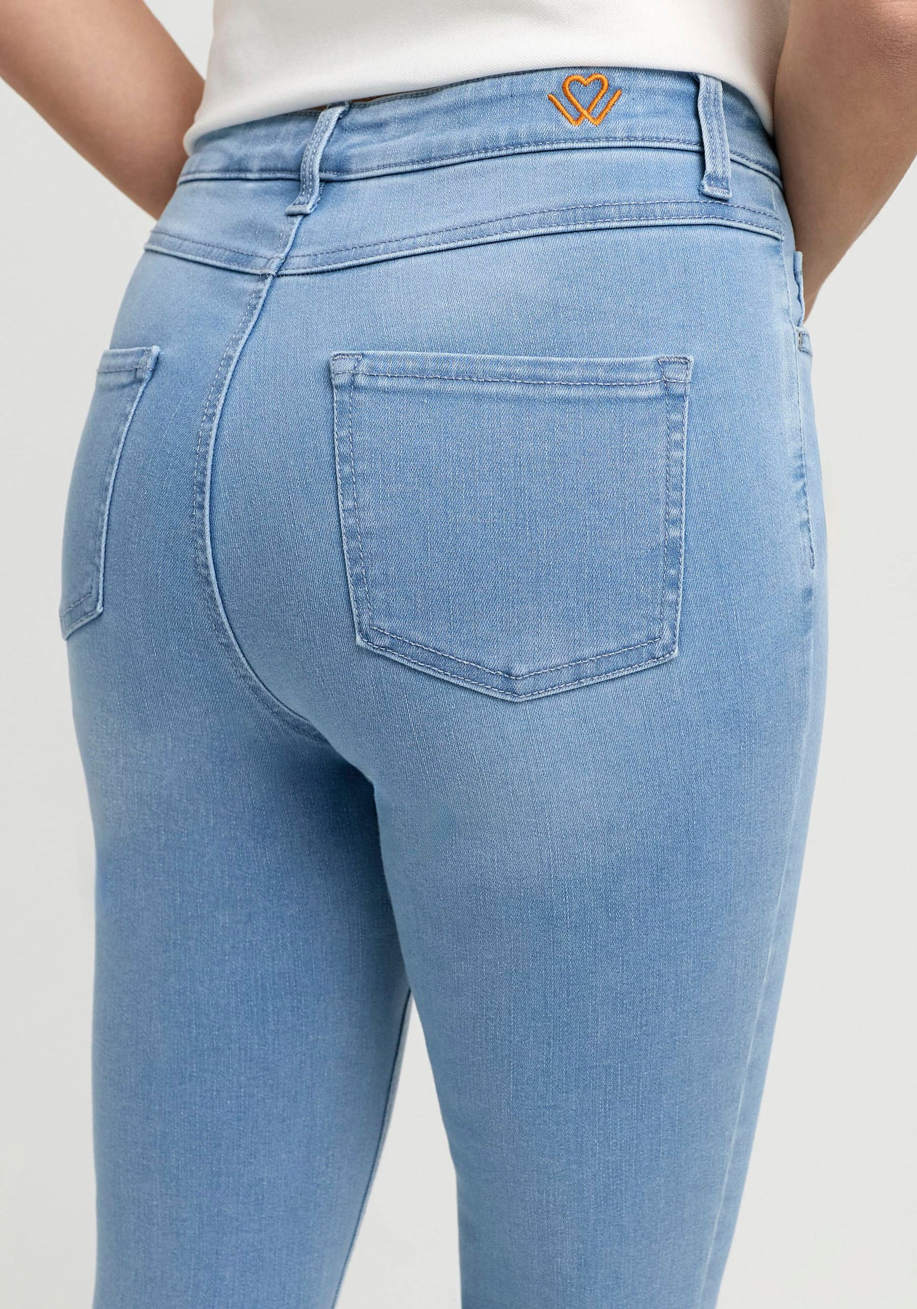 wonderjeans Skinny-fit-Jeans, in hellblauer Waschung