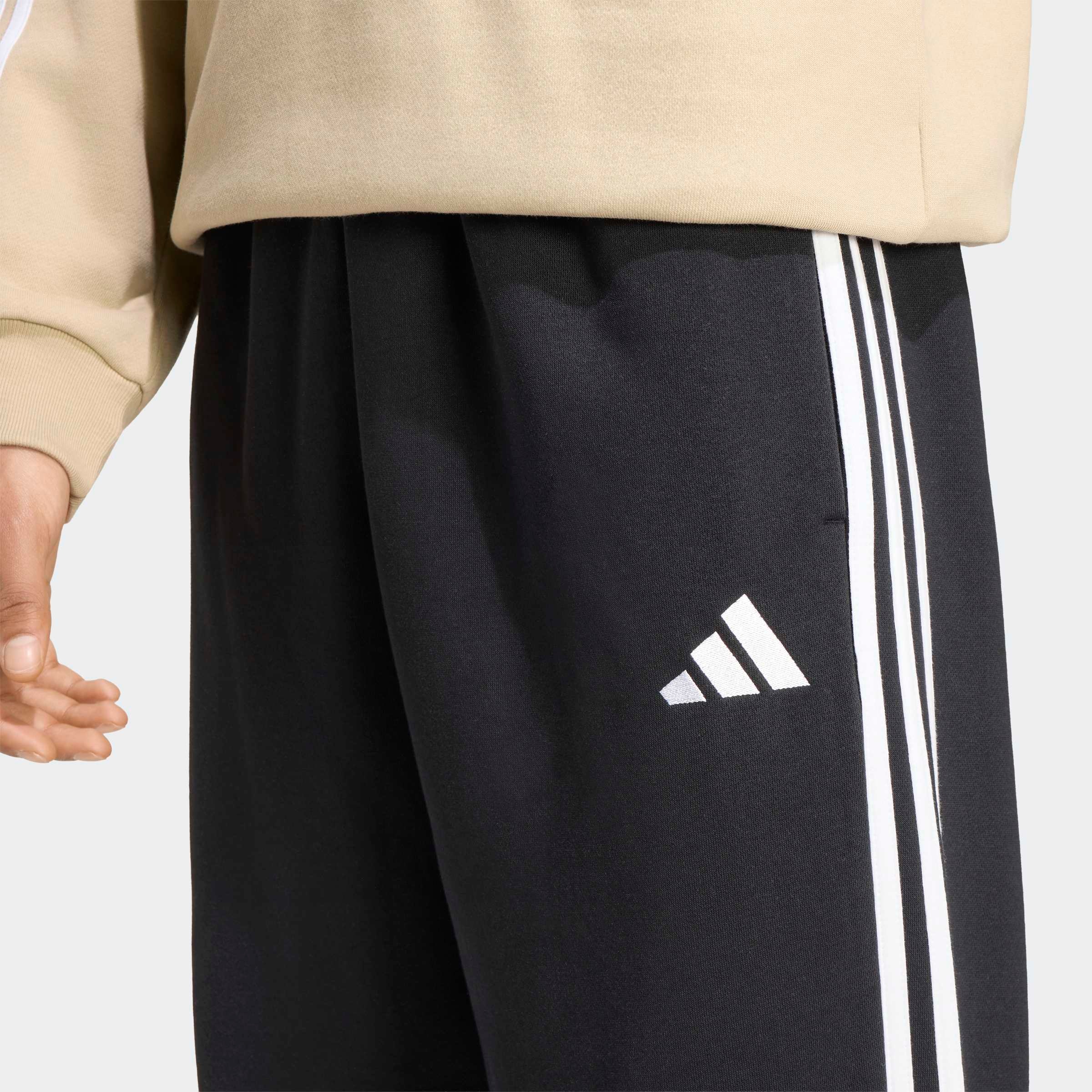 adidas Sportswear Sporthose »ESSENTIALS 3-STREIFEN FLEECE TAPERED OPEN HEM«