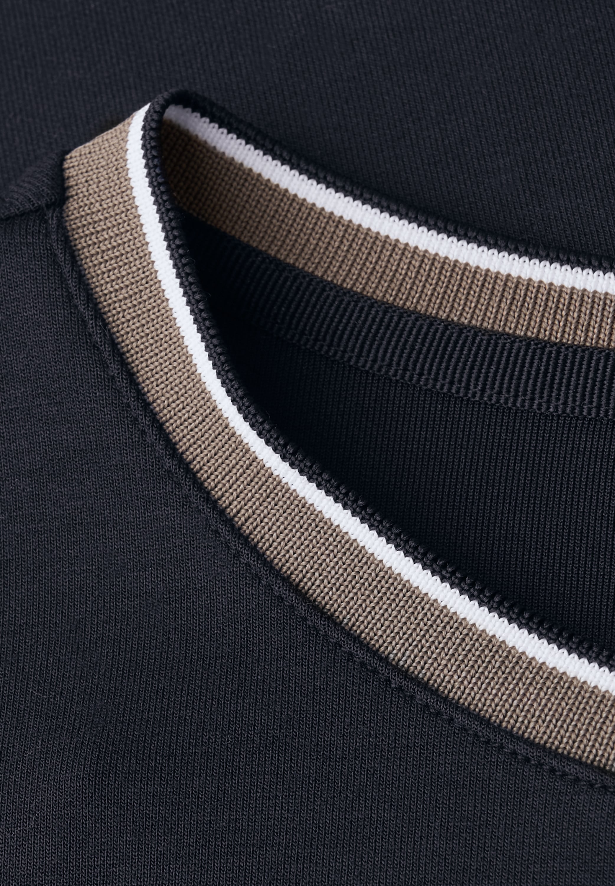 STREET ONE Rundhalsshirt mit Kontrastdetail am Rundhalsausschnitt