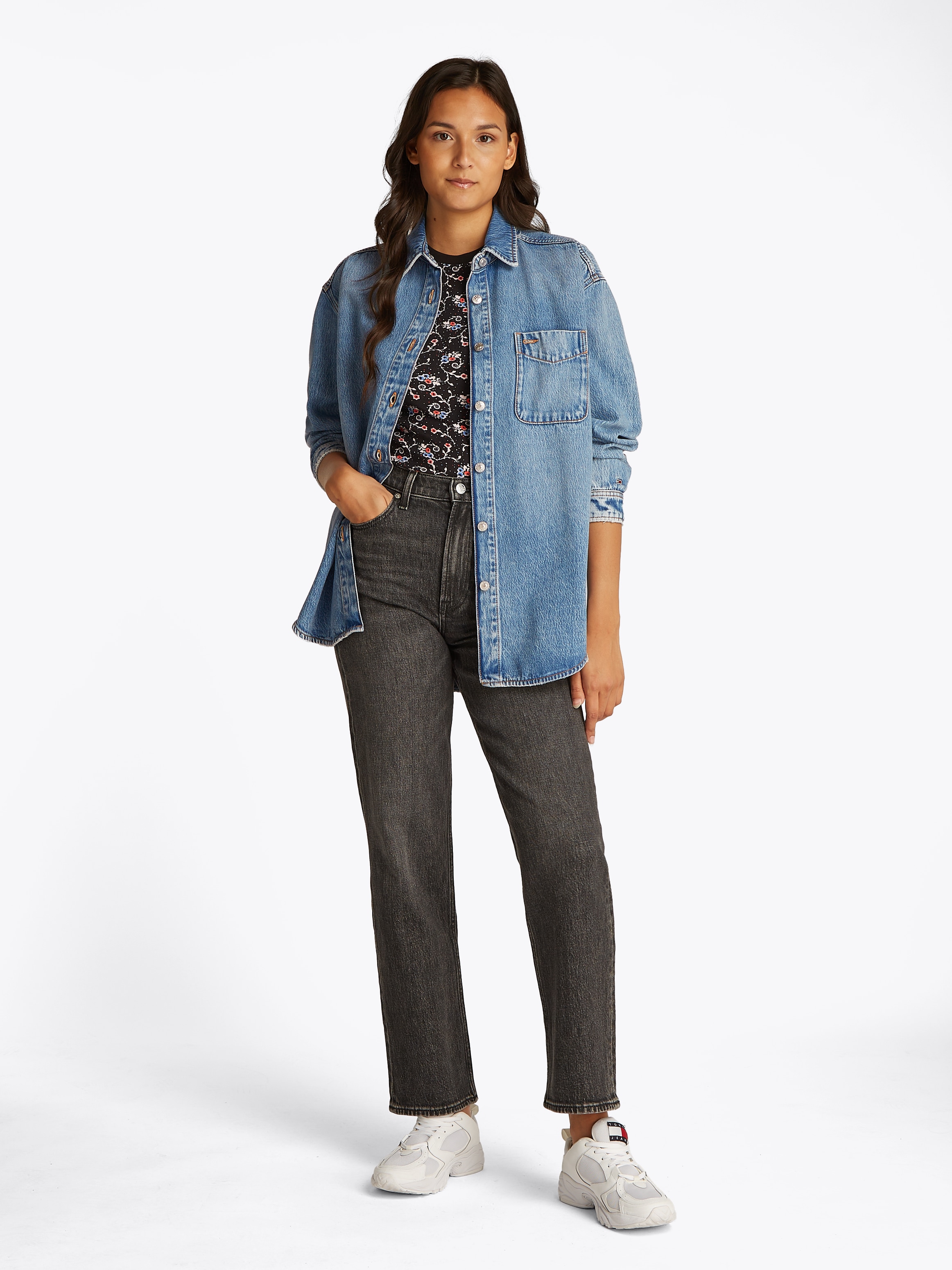 Tommy Jeans Hemdbluse »RELAXED LS SHIRT BI6011«, mit Brusttasche, in blauer Waschung Overshirt Jeansjacke