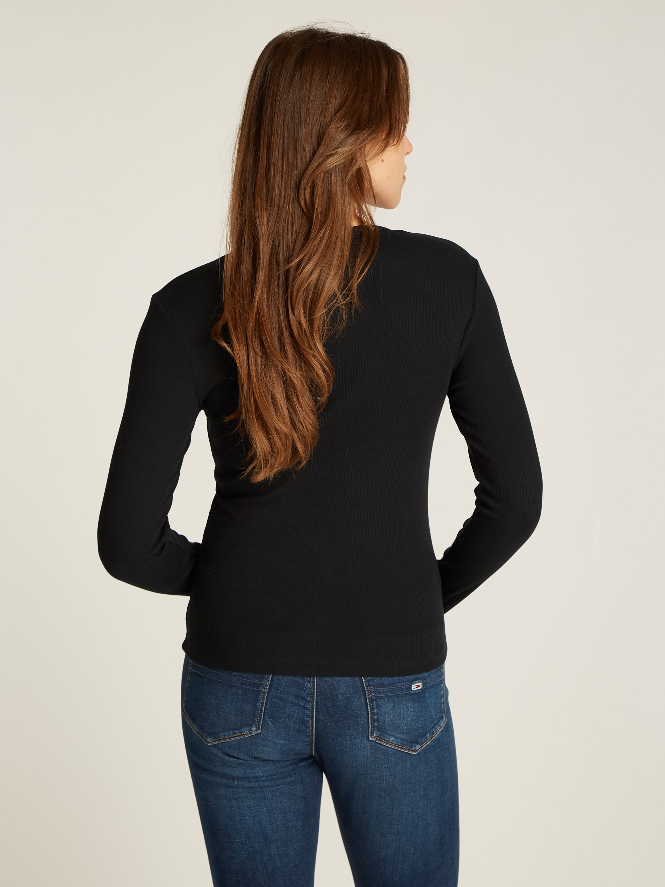 Tommy Jeans Curve Langarmshirt »TJW SLIM LS BADGE TEE EXT«, in Großen Größen, Badge, Langarm