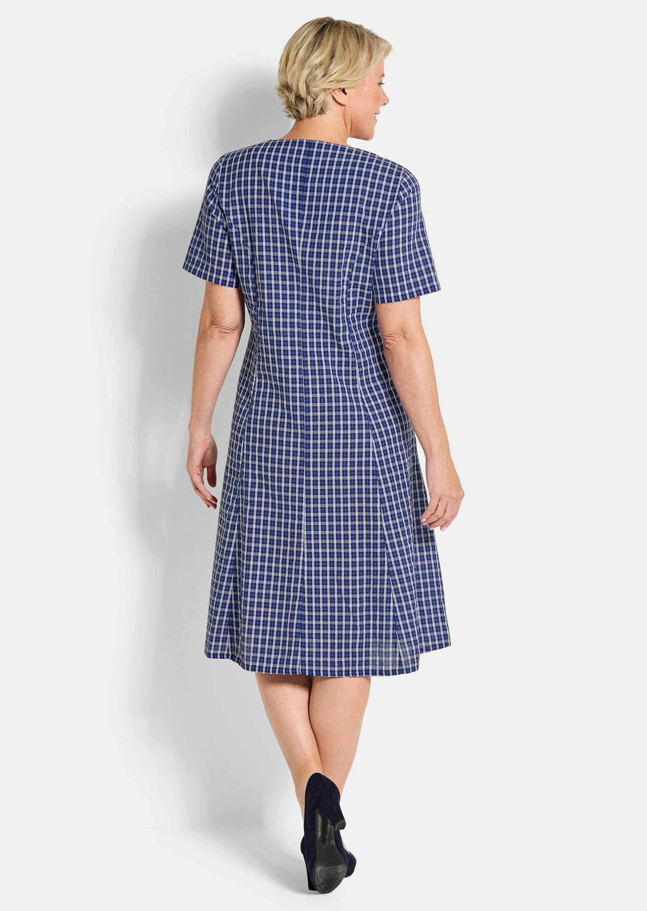 GOLDNER Sommerkleid »Kurzgröße Baumwollkleid mit Karo-Muster« Seitennahttaschen durchgehende Knopfleise