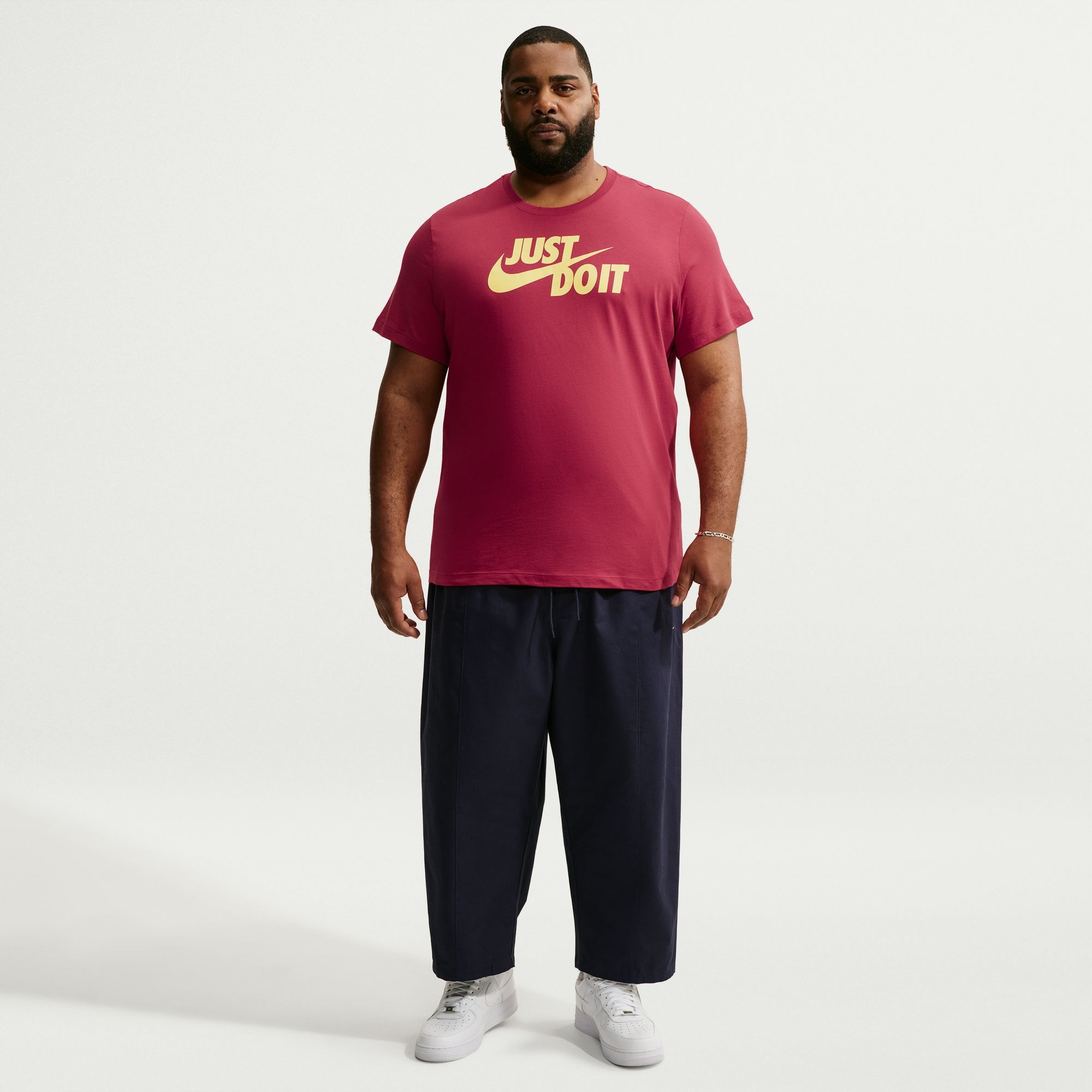 Nike Sportswear T-Shirt »M NSW TEE JUST DO IT SWOOSH« mit Logodruck auf der Brust, Kurzarm-Design, aus Jersey-Material