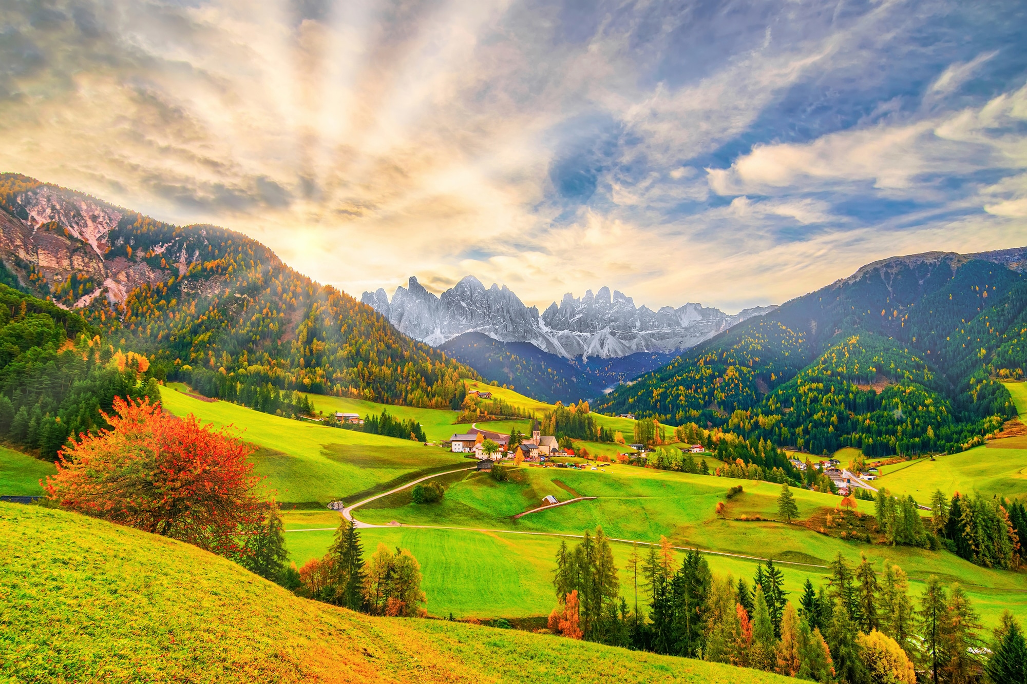 Papermoon Fototapete »SANTA MADDALENA-BERG DORF DOLOMITEN WIESE BLUMEN ALPEN«