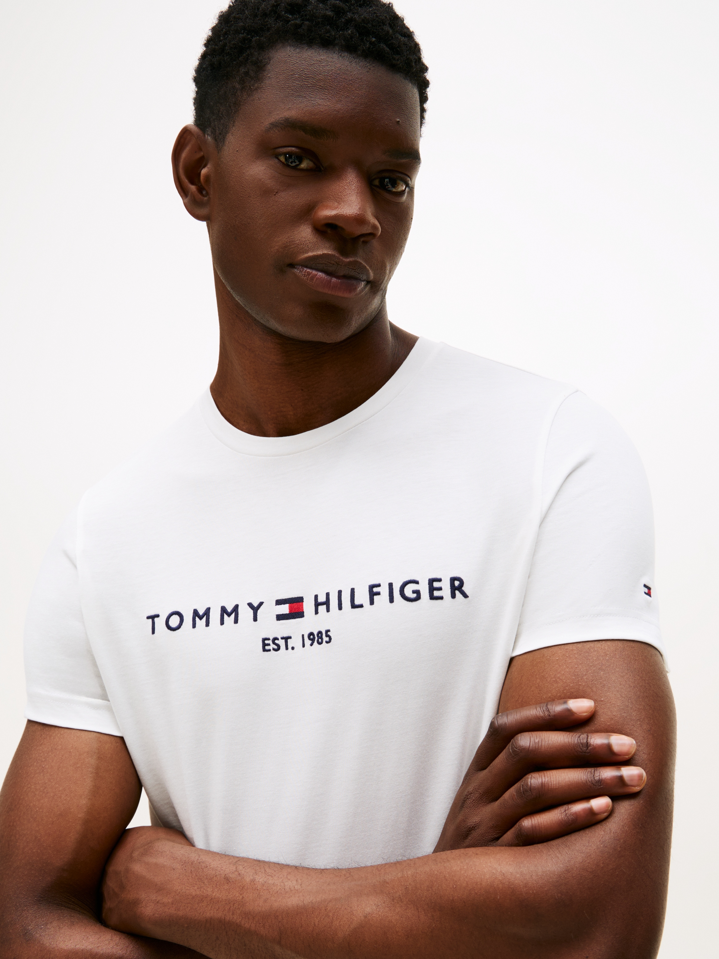 Tommy Hilfiger T-Shirt »TOMMY FLAG HILFIGER TEE« aus Bio-Baumwolle, Regular Fit