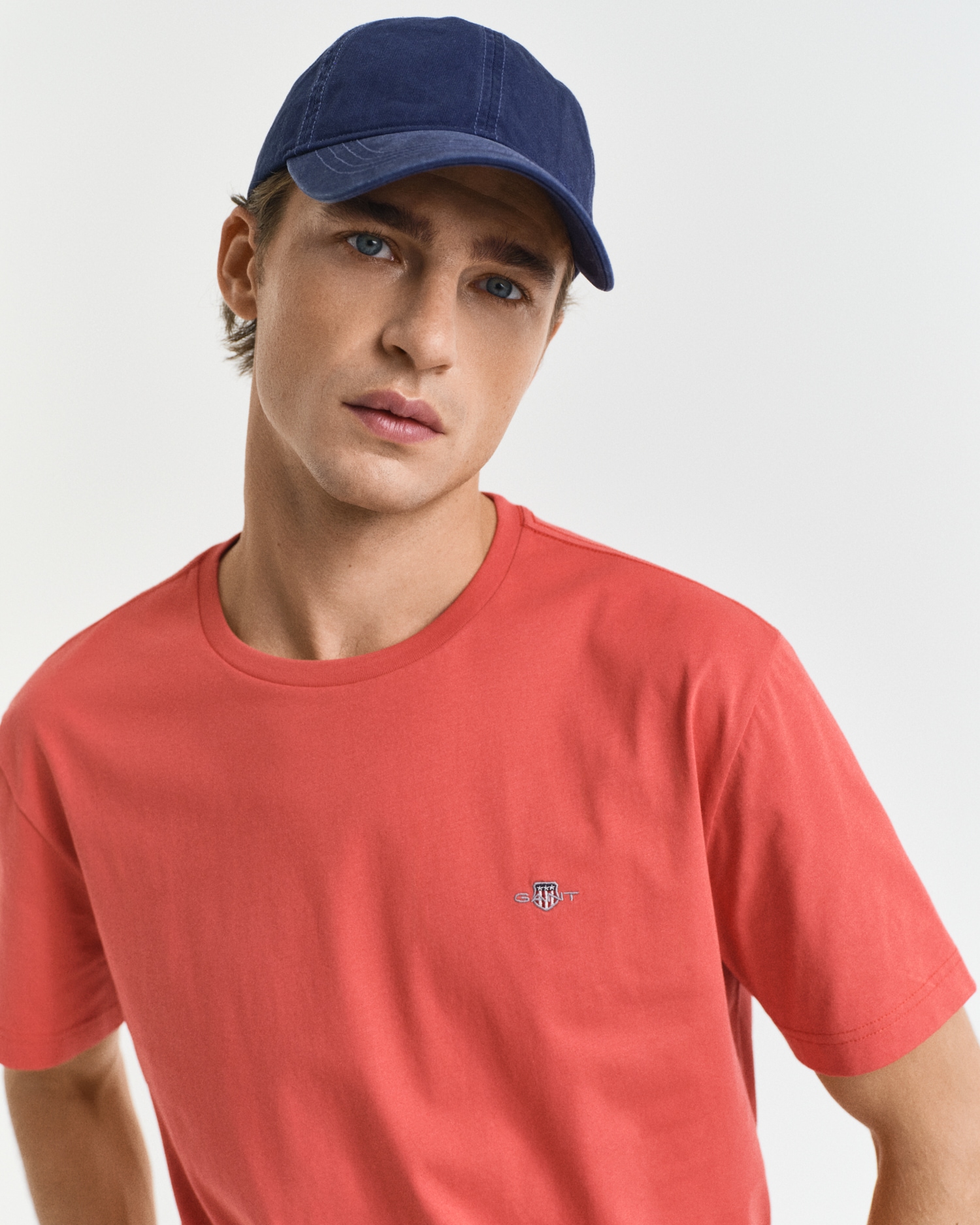 Gant T-Shirt »REG SHIELD SS T-SHIRT«, mit Logostickerei auf der Brust