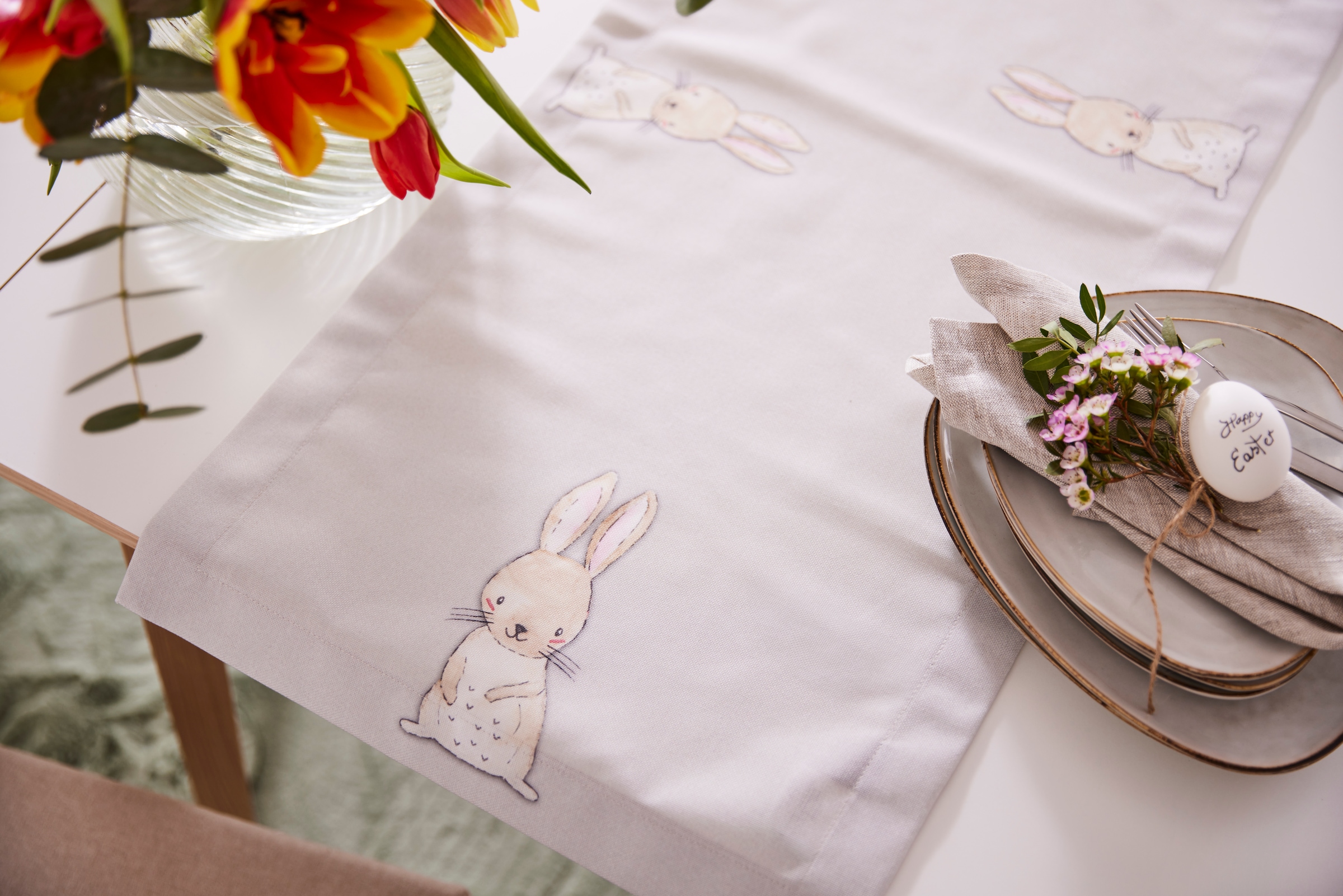 HOSSNER - HOMECOLLECTION Tischläufer »Liebre mit Hasenmotiv, Osterdeko, Ostern«, (1 St.), Tischwäsche aus 100% Polyester, mit Osterhasen-Motiv