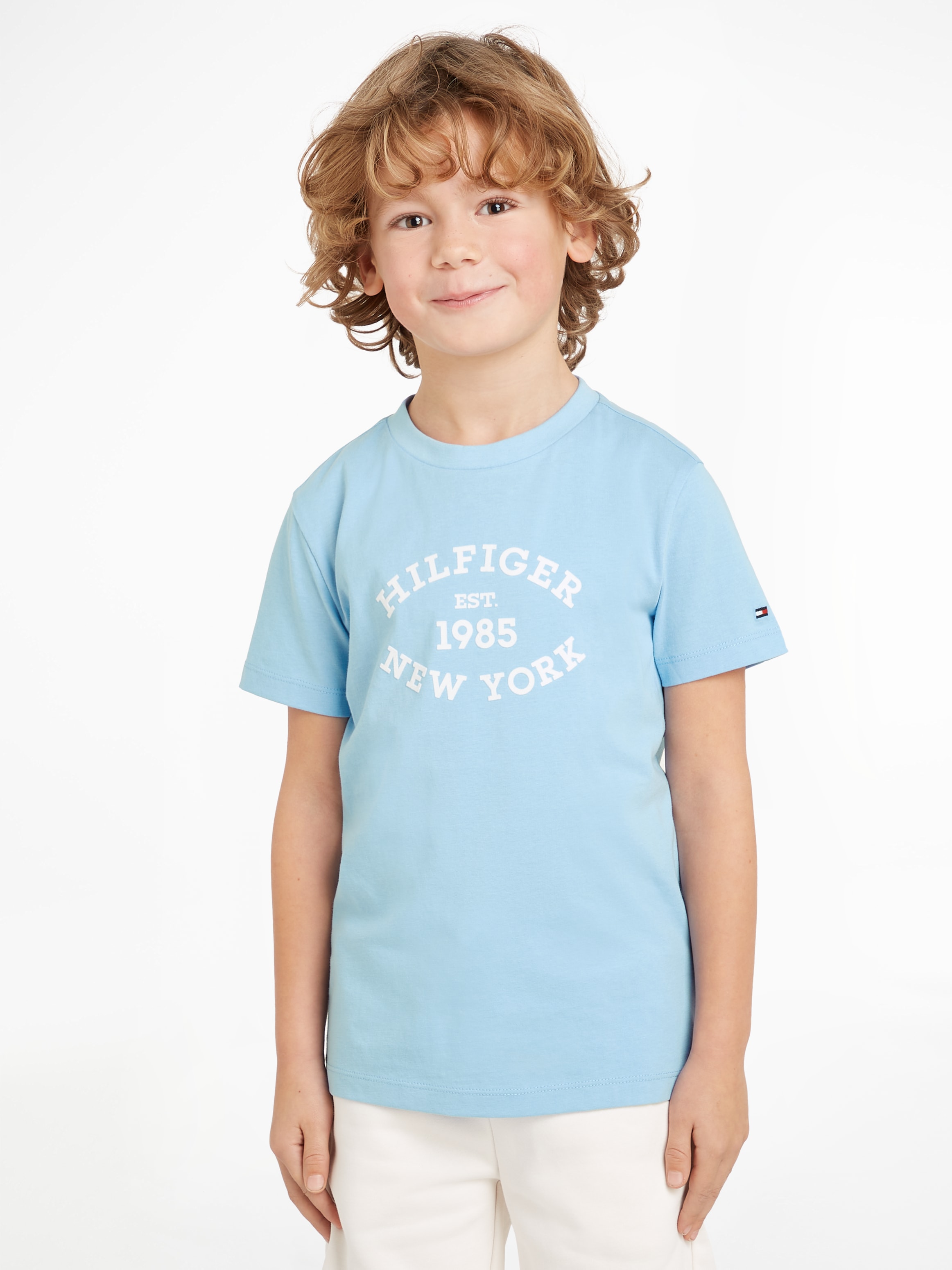 TOMMY HILFIGER Kurzarmshirt »MONOTYPE FLOCK REGULAR TEE SS«, Kinder bis 16 Jahre mit Logoschriftzug