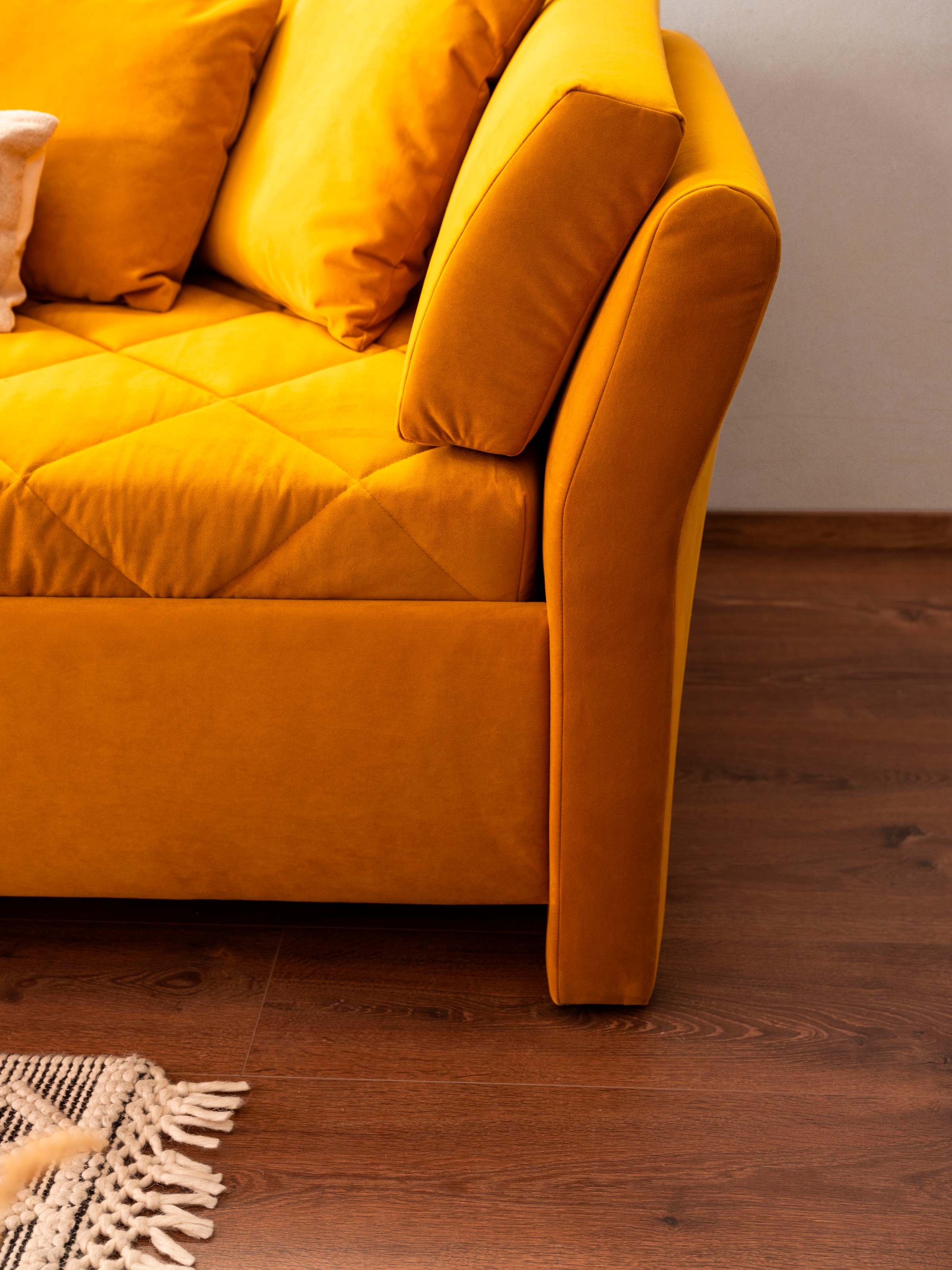 alina Schlafsofa »Lindsay«, Bettkasten, Zierkissen-Set aus: 2 Stk. 40x40cm, 1 Stk. 30x30cm