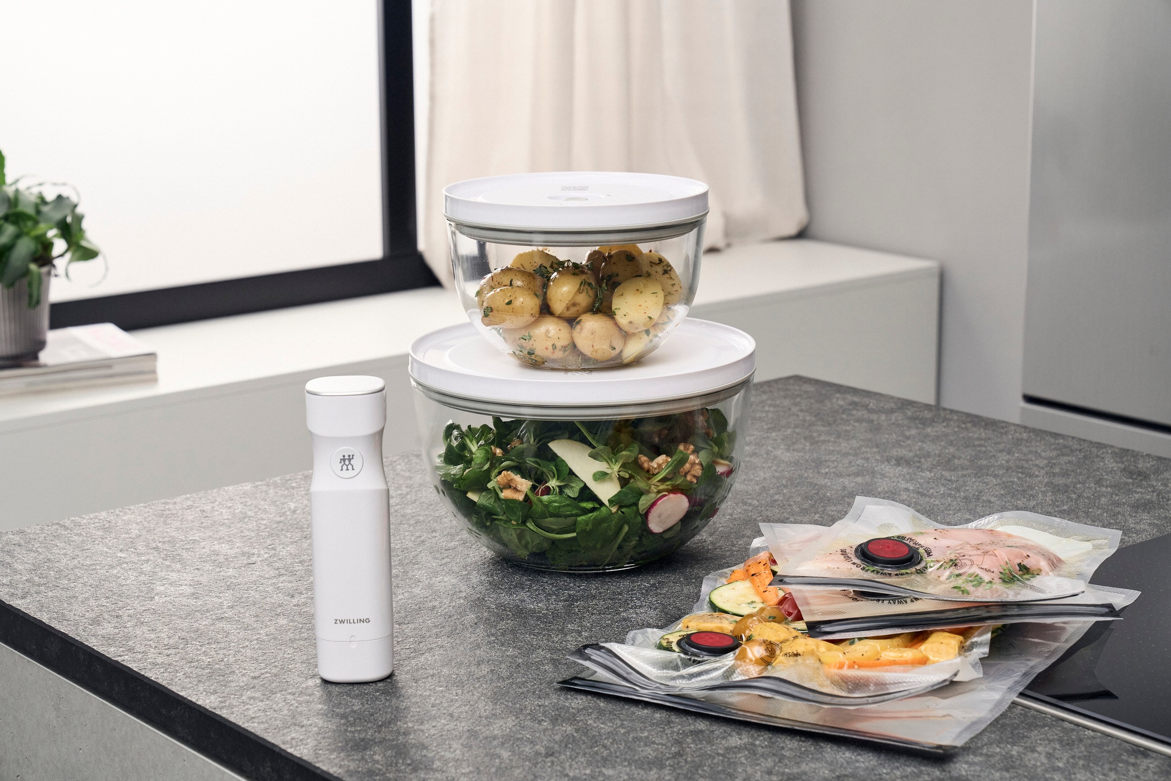 Zwilling Aufbewahrungssystem »Fresh & Save BOWLS«, (Set, 9 tlg., 1 Schüssel + Deckel (M / 18 cm), (L / 24 cm), 1 Pumpe, 1 Bbeutel S + M), Vakuum Starter Set, Glas / M/L, 9-tlg.