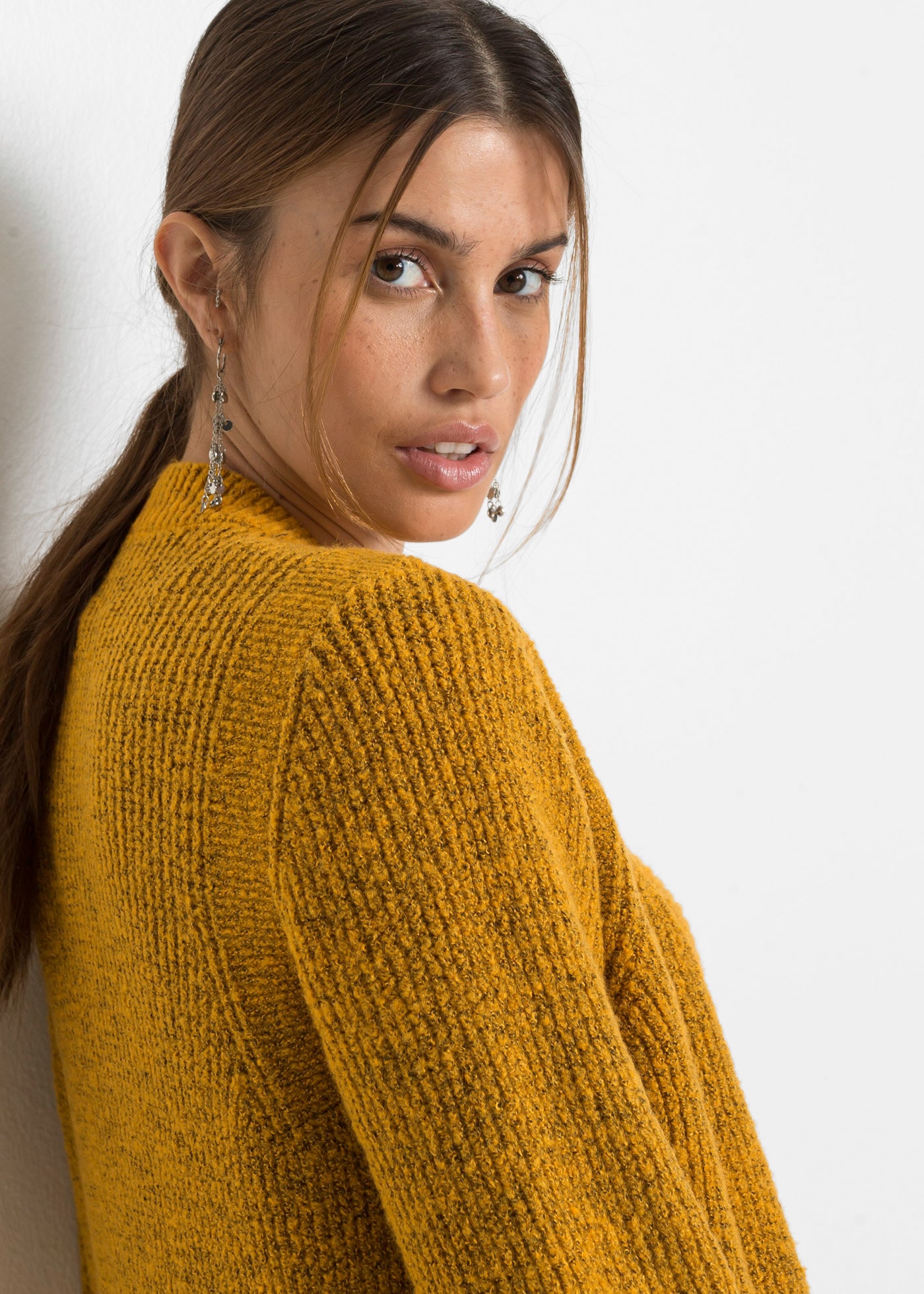 bonprix Longstrickjacke lockere Passform, mit aufgesetzten Taschen, femininer Stil