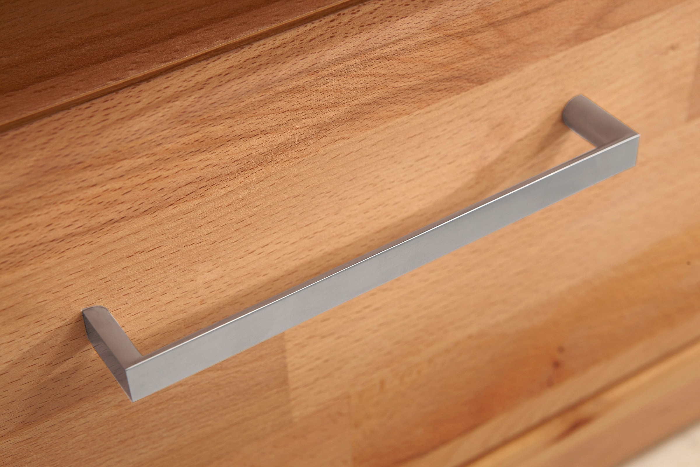 Home affaire Lowboard »Logo,130cm breit,42 cm tief, Fronten Massivholz, Kabeldurchführung«, Holz massiv, Holzwerkstoff, Metall Griffe,2 Schubladen