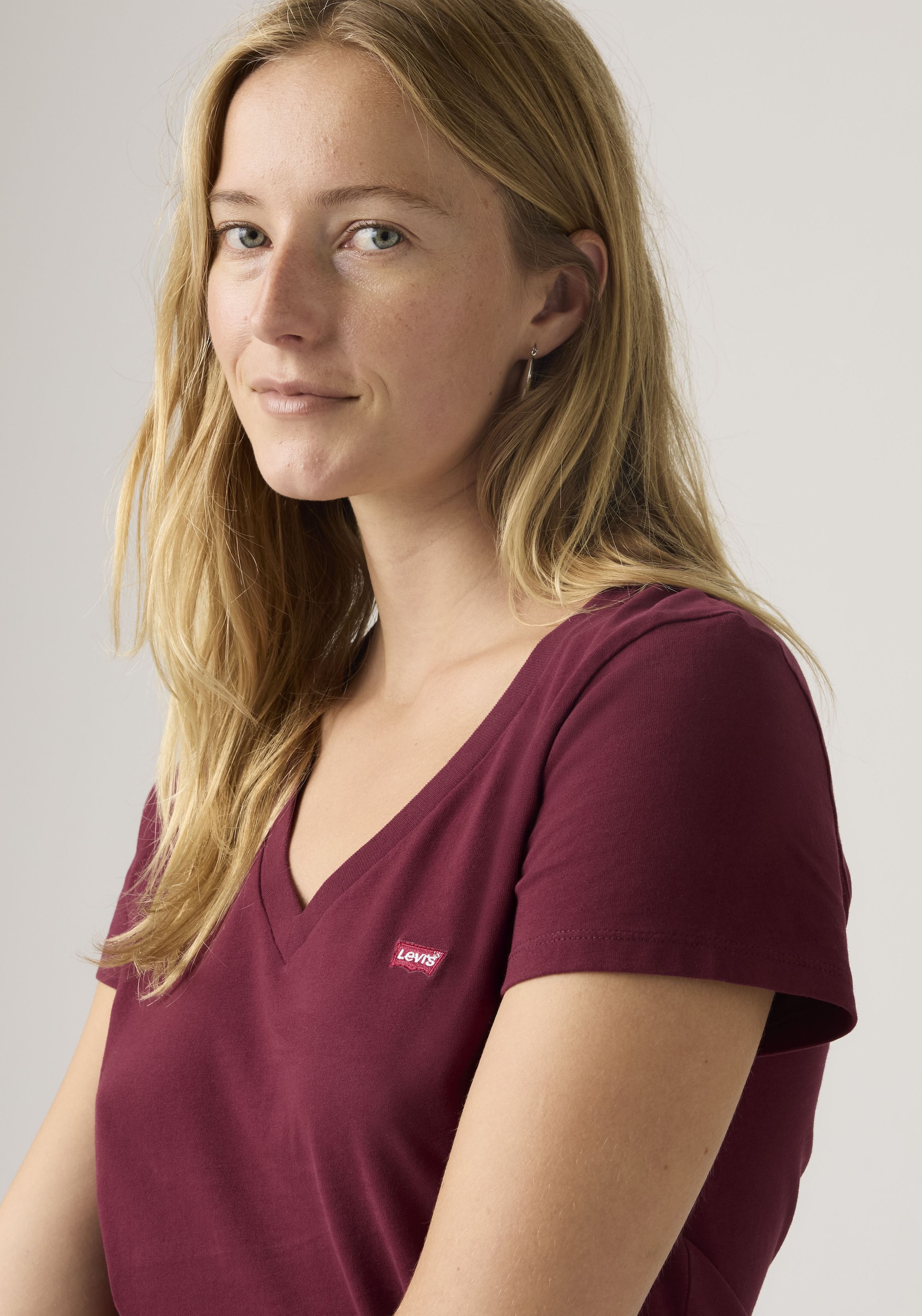 Levi's® V-Shirt »Perfect Tee« mit kleinem Batwing- Logo