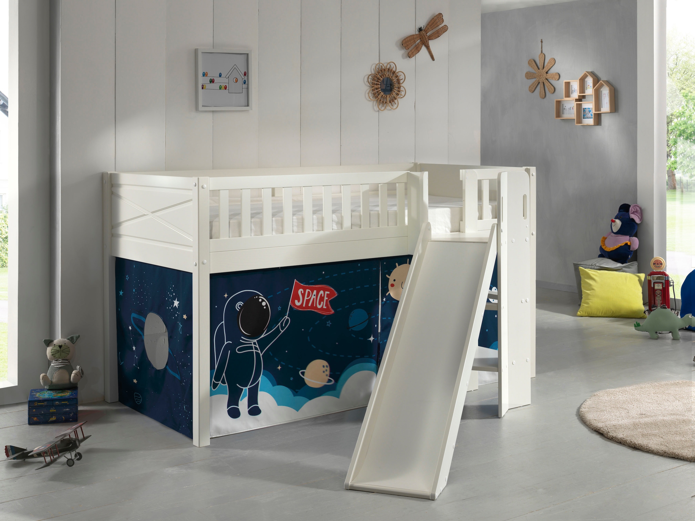 Vipack Hochbett »Scott, Spielbett, Kiefer massiv weiß lackiert, mit Rolllattenrost«, (B/H/T ca. 207,6x114x203,7cm, Kopf-/Fußteil mit Fräsung, stabil gebaut), mit Rutsch-/Leiterturm, LF 90x200 cm, inkl. Vorhang, 7 Designs