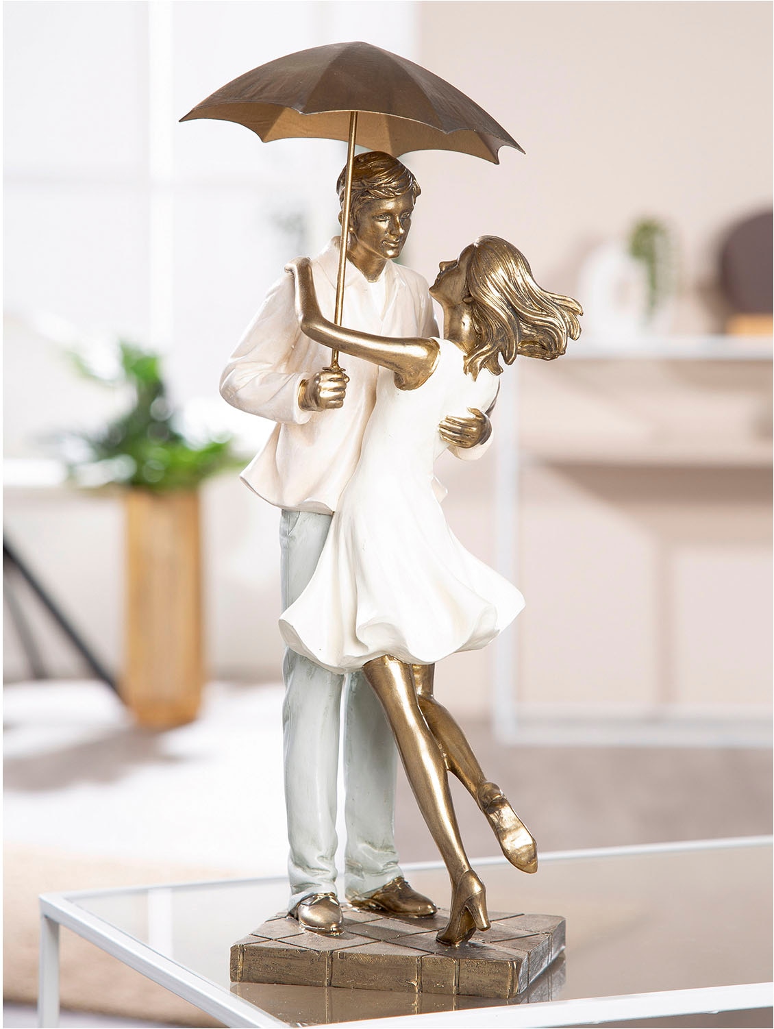 GILDE Dekofigur »Skulptur Paar Love in the rain creme; goldfarben H. 39 cm«