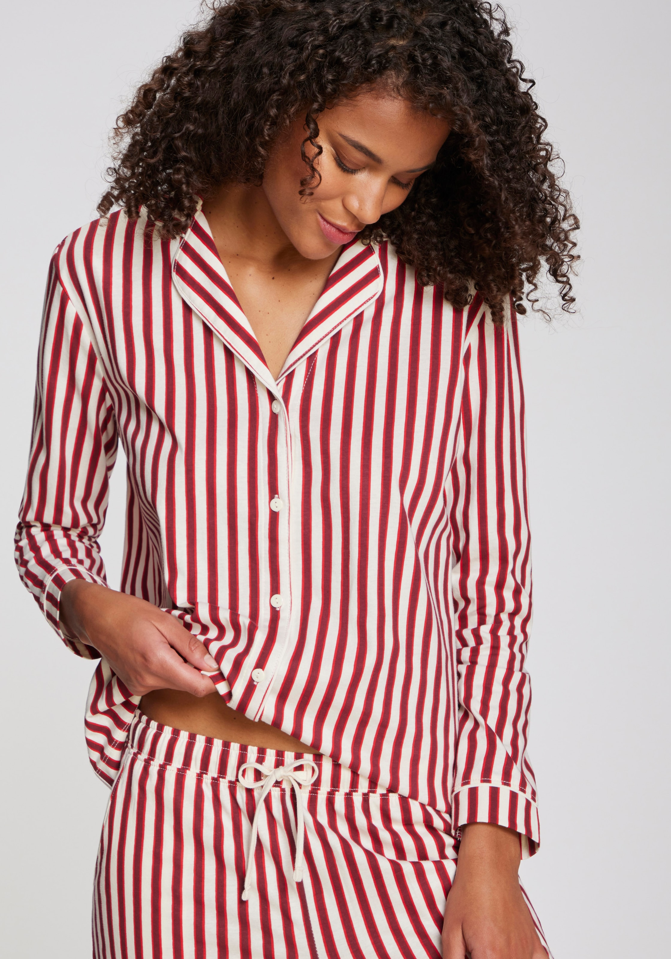 LASCANA Pyjama 2-teilig, 2 tlg. Mit Weihnachtlichem Muster