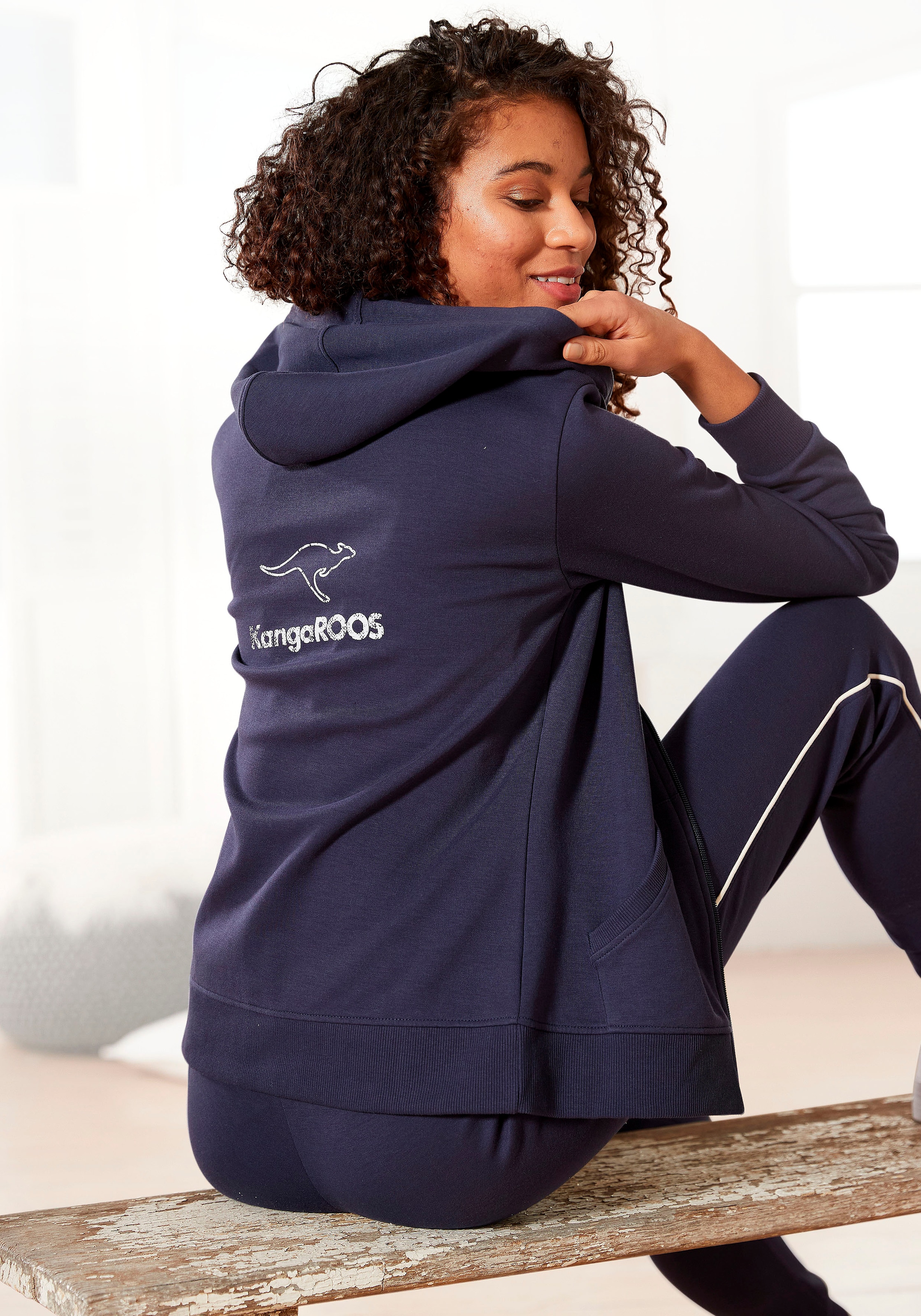 KangaROOS Sweatjacke, mit auf bestellen großem dem OTTO Loungeanzug Rücken, Logodruck bei