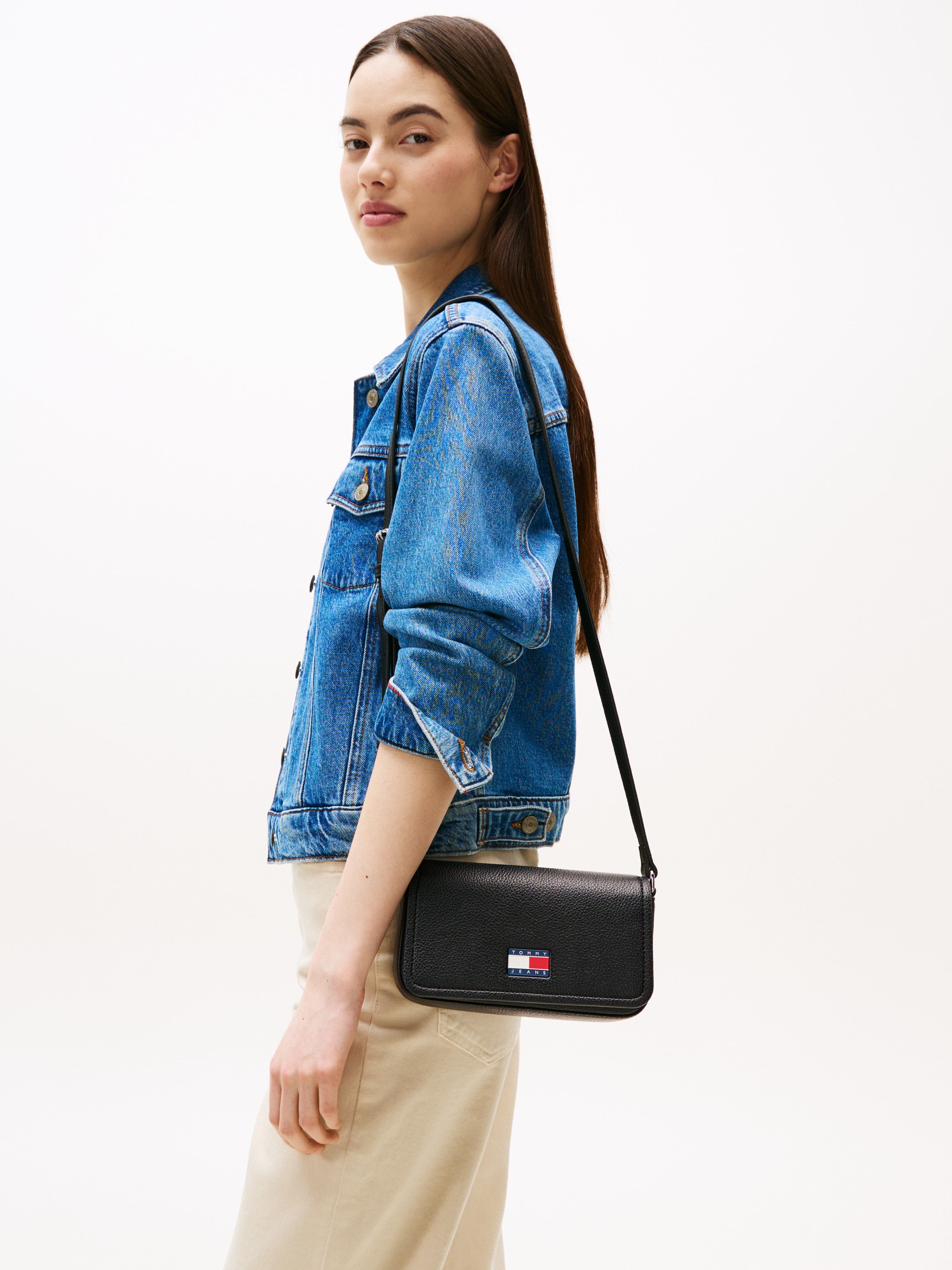Tommy Jeans Umhängetasche »TJW MUST FLAP CROSSOVER« , Damen Schultertasche, Minibag mit Tommy-Schmuckemblem
