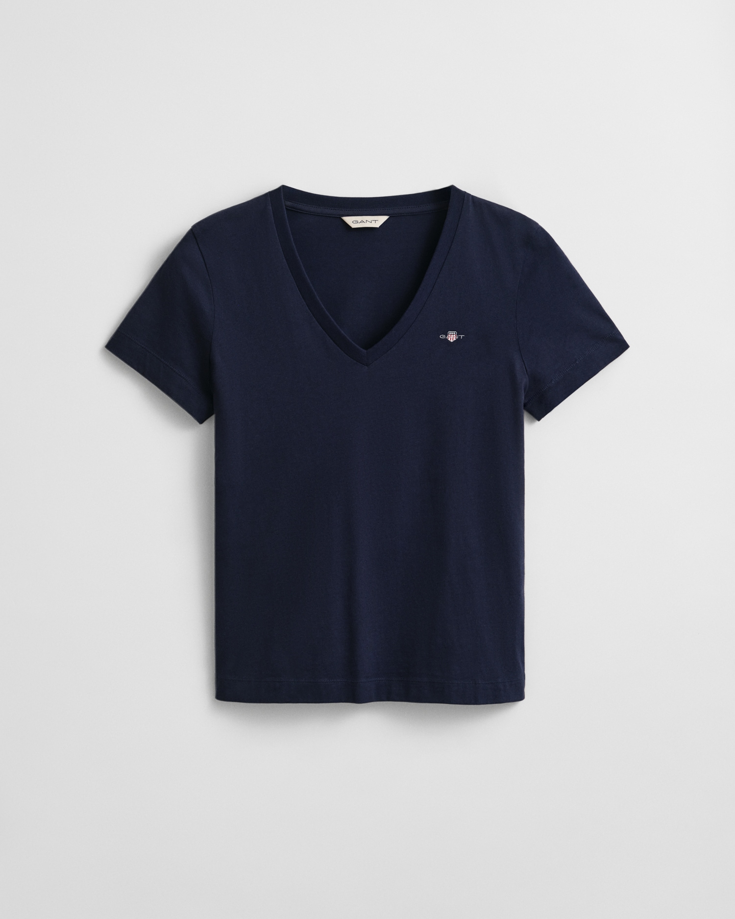 Gant T-Shirt »REG SHIELD KA V-NECK T-SHIRT«, mit einer kleinen Logostickerei auf der Brust