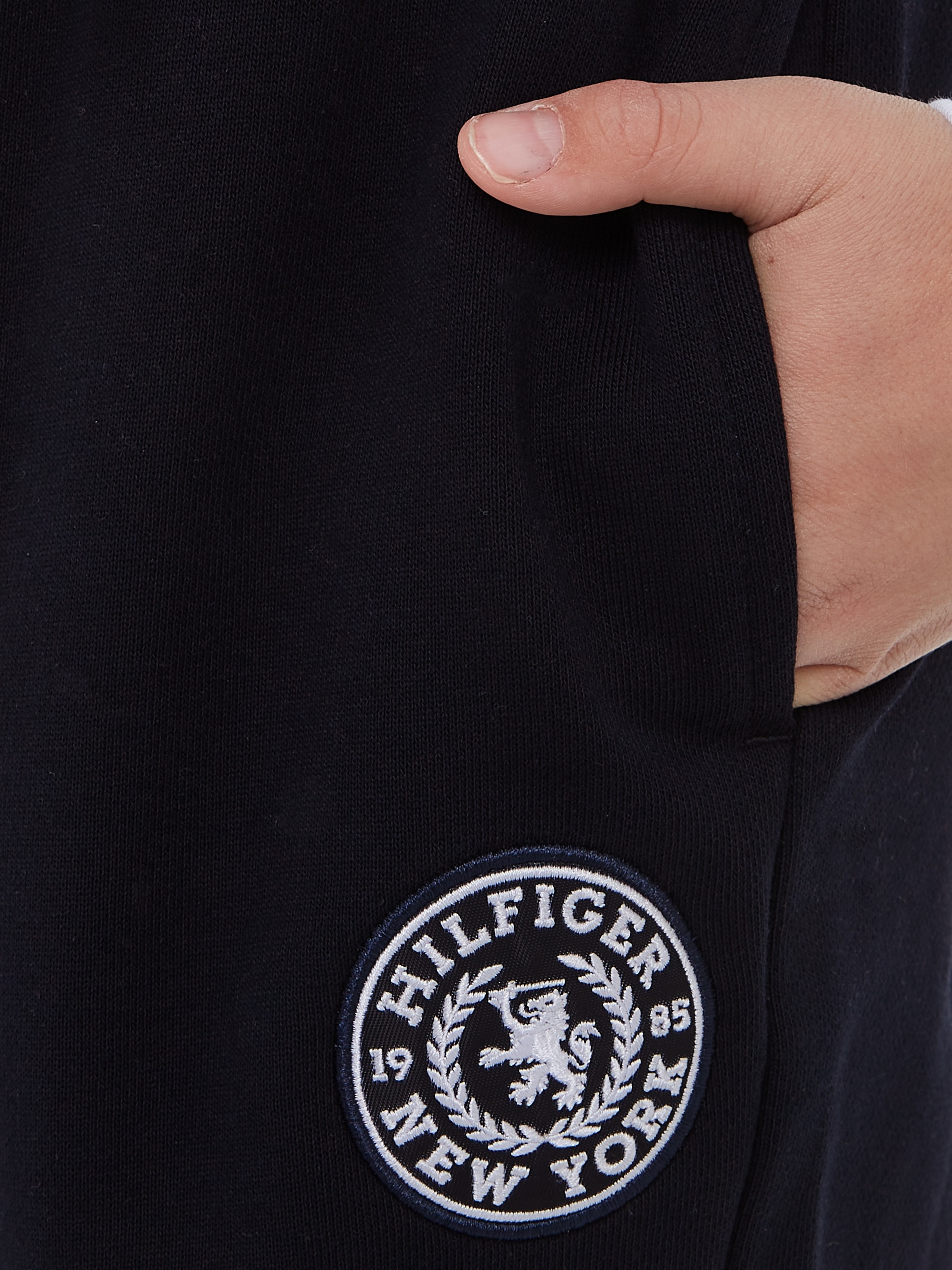 Tommy Hilfiger Sweathose »CREST LOGO SWEATPANTS«, mit Logoschriftzug am Bund