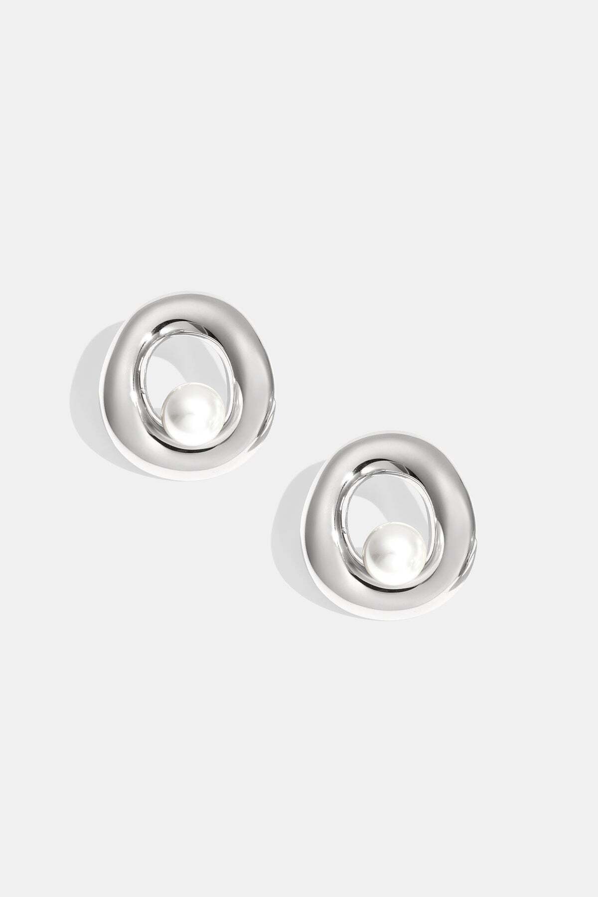 Adelia´s Paar Ohrhänger »Ohrringe Ohrstecker mit Kreisdesign aus Edelstahl« Das markante Kreisdesign mit Kugeldetail prägt diesen modischen Modeschmuck