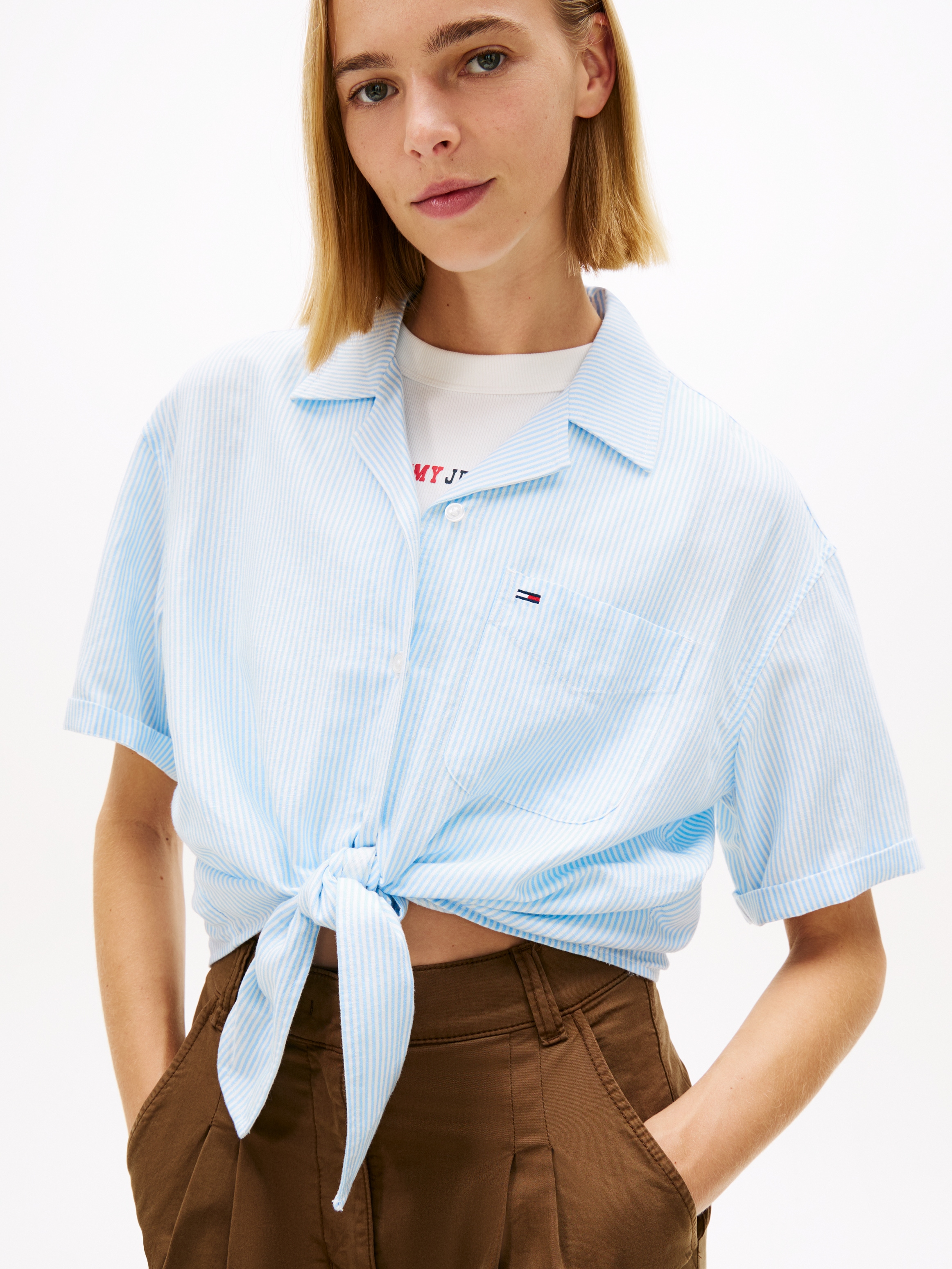 Tommy Jeans Kurzarmbluse »TJW TIE FRONT LINEN SHIRT« mit Knoten-Detail am Saum, Relaxed Fit