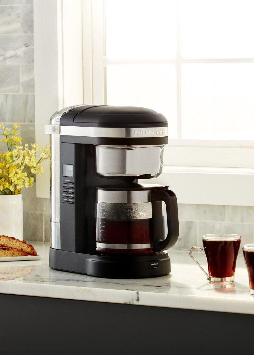 KitchenAid Filterkaffeemaschine »5KCM1209EOB ONYX BLACK«, 1,7 l Kaffeekanne, goldfarbener Permanentfilter, Drip-Kaffeemaschine mit spiralförmigem Wasserauslass