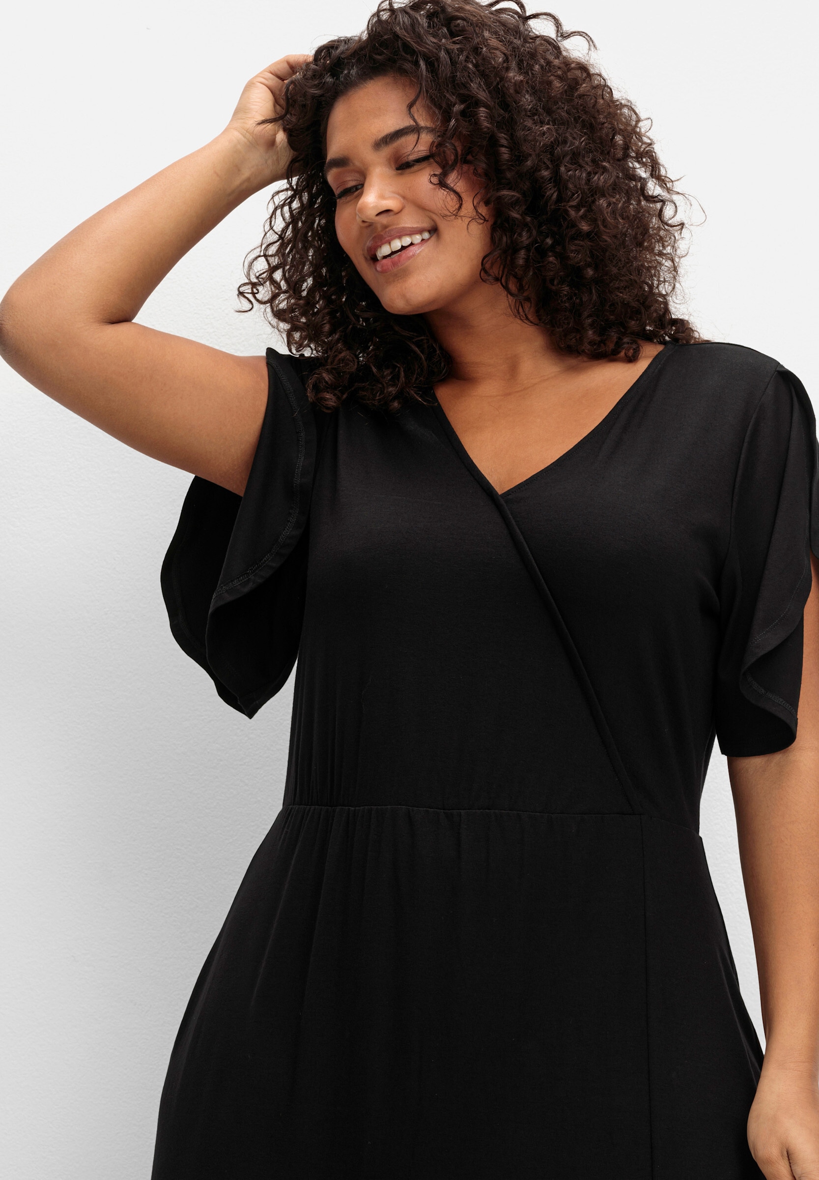 Sheego Strandkleid »Jerseykleid Jerseykleid in Wickeloptik, mit Volantrock« Ohne Tasche in Wickeloptik, mit Volantrock