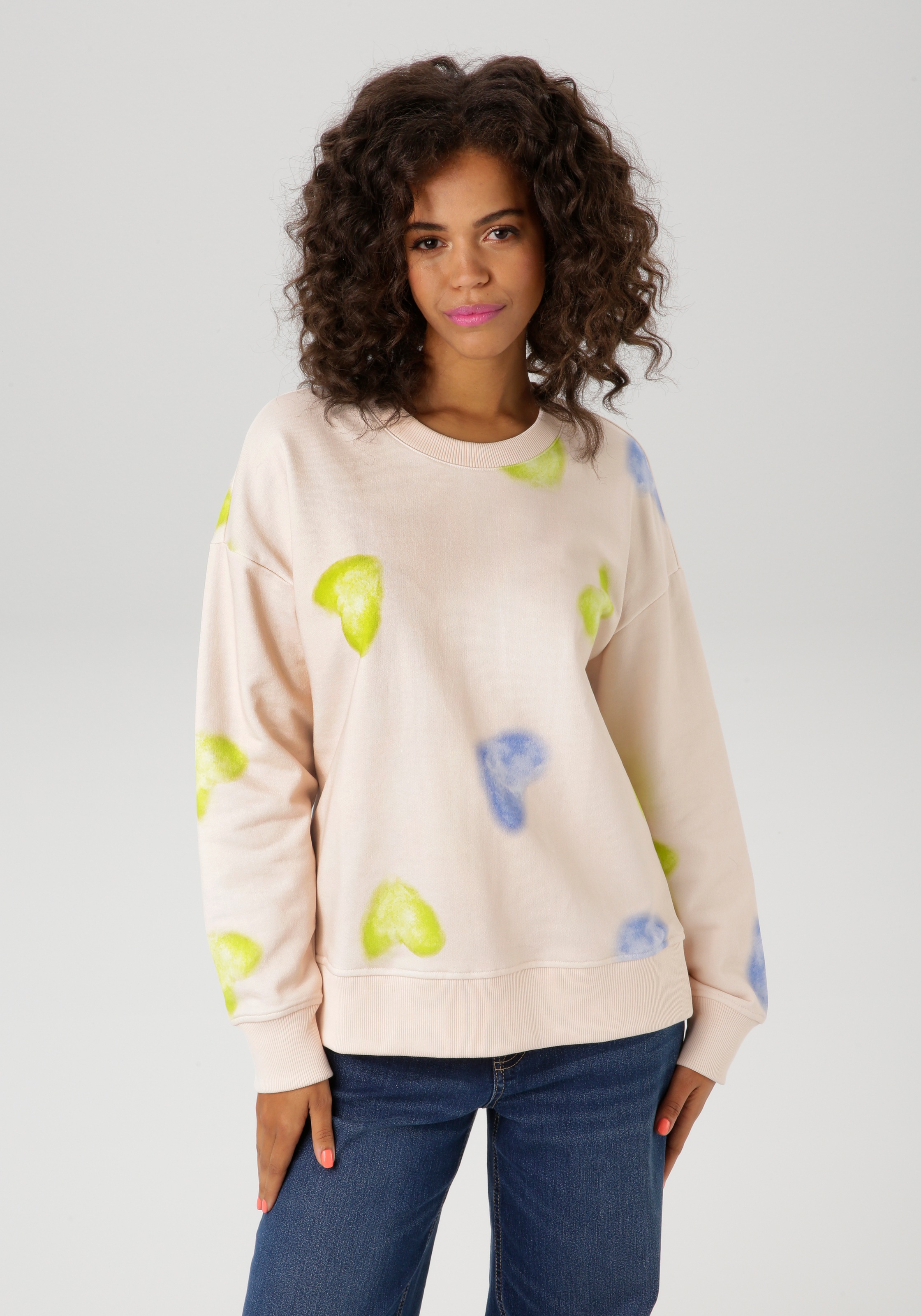 Aniston CASUAL Sweatshirt, mit Batik-Herzen bedruckt