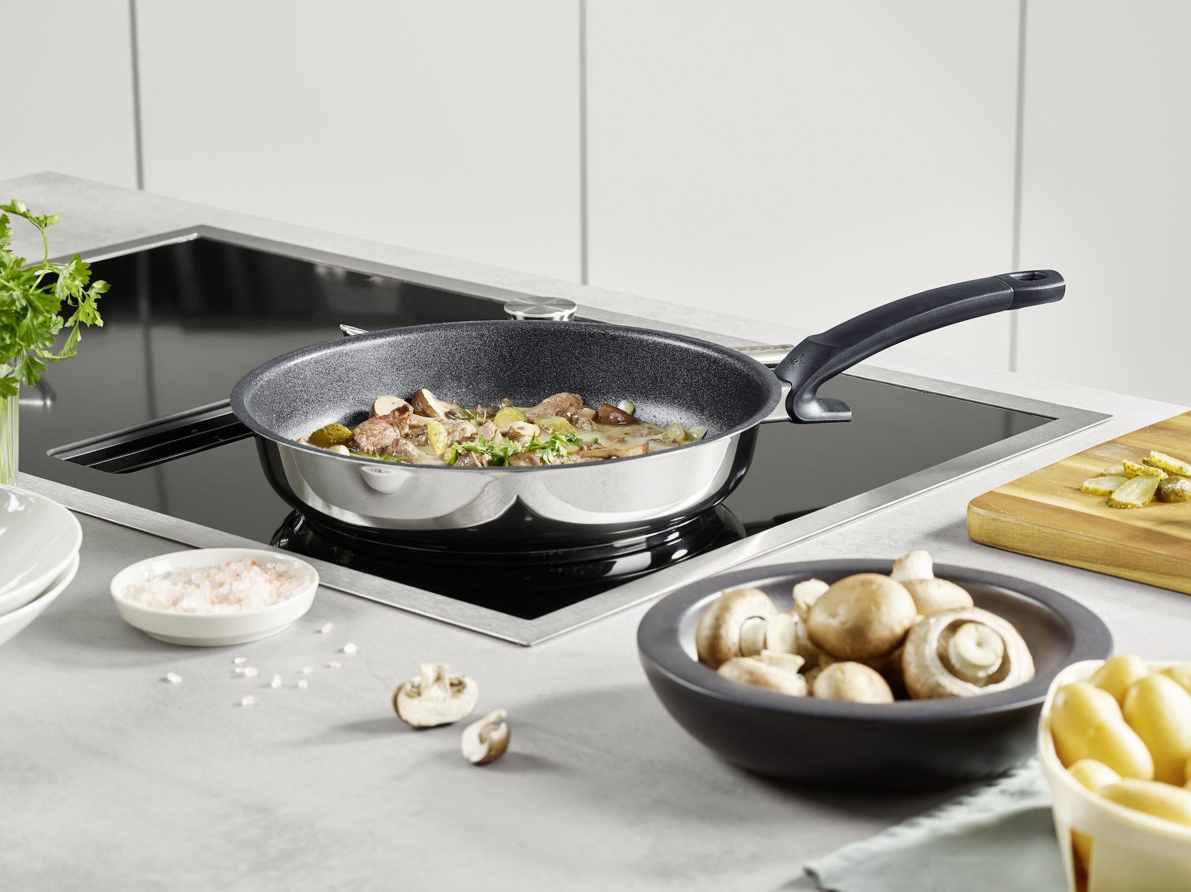 Fissler Bratpfanne »Adamant® premium Edelstahlpfanne beschichtet« Edelstahl 18/0 1 Stk. tlg. induktionsgeeignet,  kratzfeste Antihaft-Beschichtung, Made in Germany