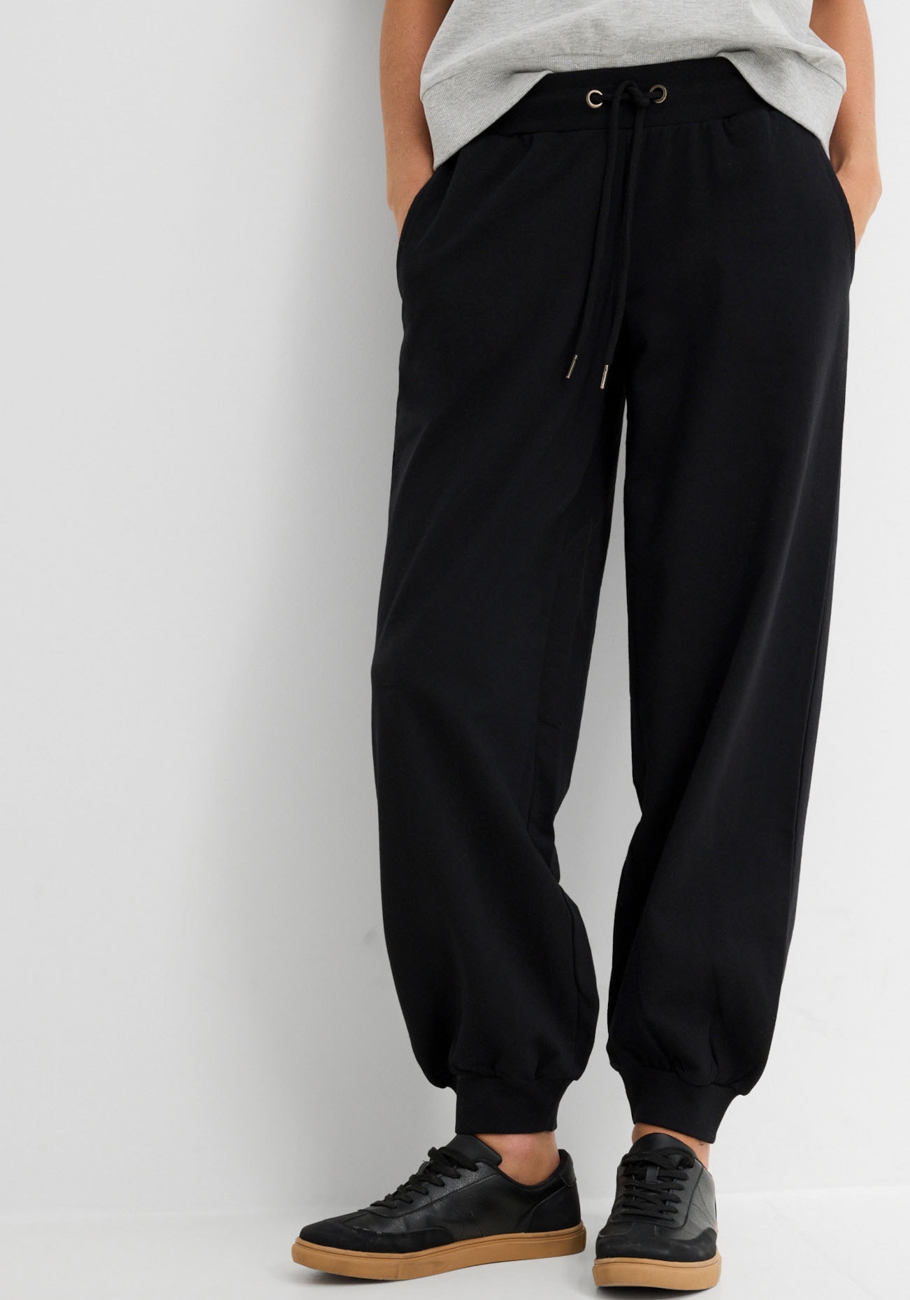 bonprix Jogginghose  aus Baumwolle und Polyester, lockere Passform, elastische Bündchen