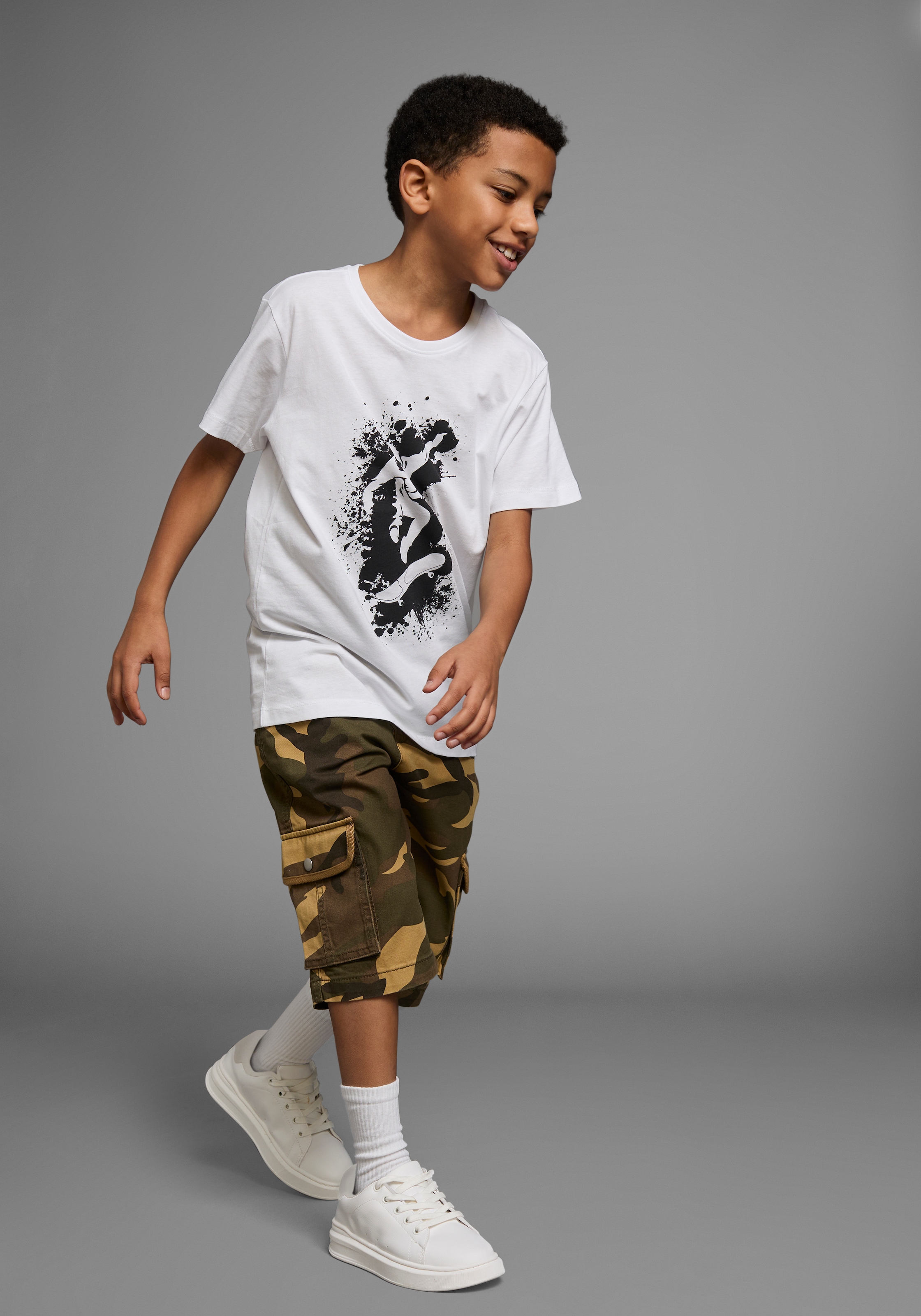 KIDSWORLD T-Shirt »Mit coolem SKATER-Print«, Kurzarm, Basic-Passform, bedruckt, Rundhalsausschnitt