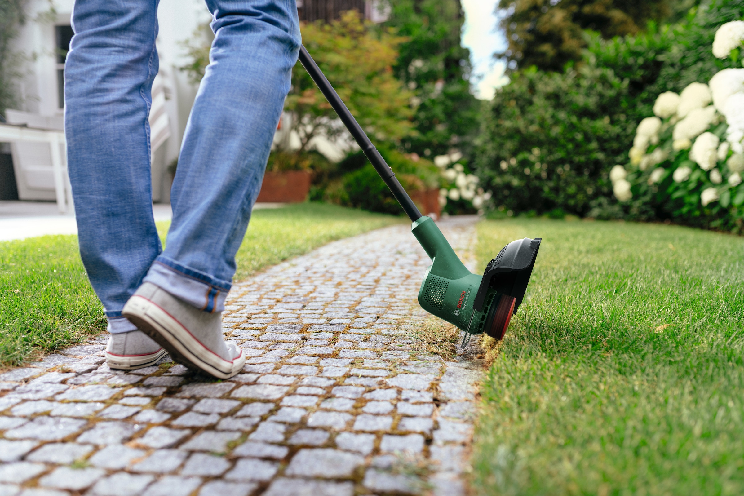 Bosch Home & Garden Akku-Rasentrimmer »EasyGrassCut 18V 26«, mit 2 Akkus 18V/2,0 Ah und Ladegerät
