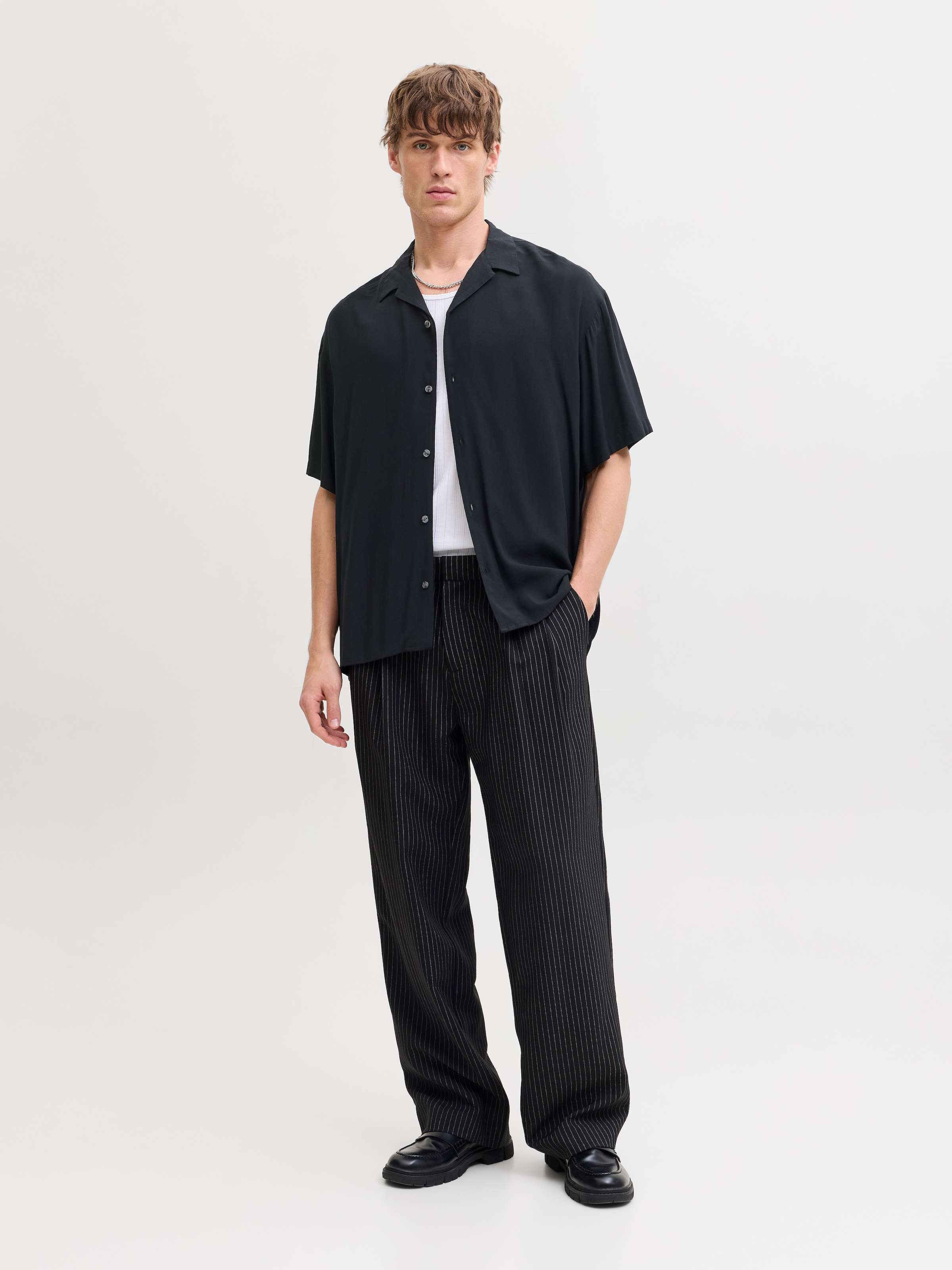 Jack & Jones Kurzarmhemd »JJEJEFF RESORT SOLID SHIRT SS SN« Viskose, loose fit