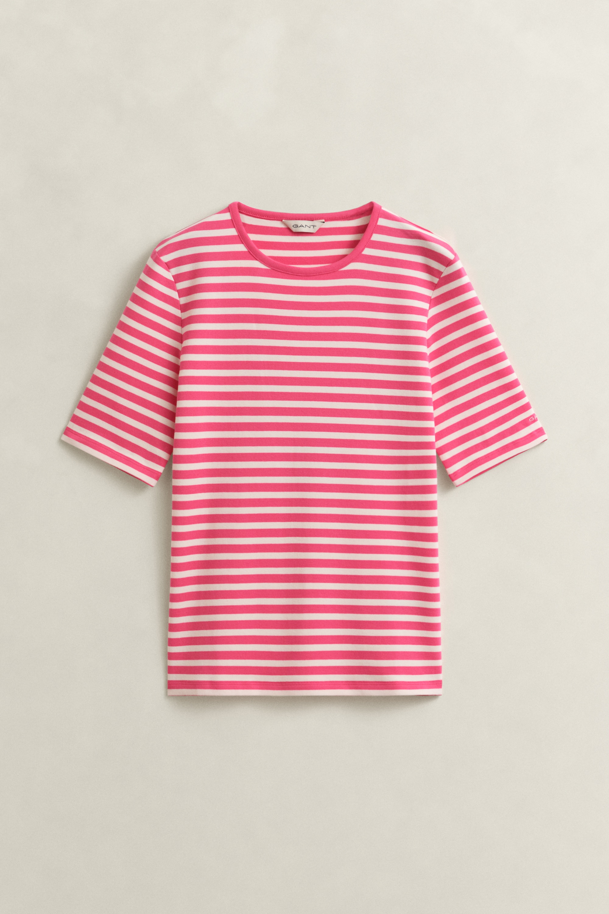 Gant T-Shirt »SLIM STRIPED 1X1 RIBBED KA T-SHIRT« mit dezentem Logoschriftzug am Ärmelabschluss