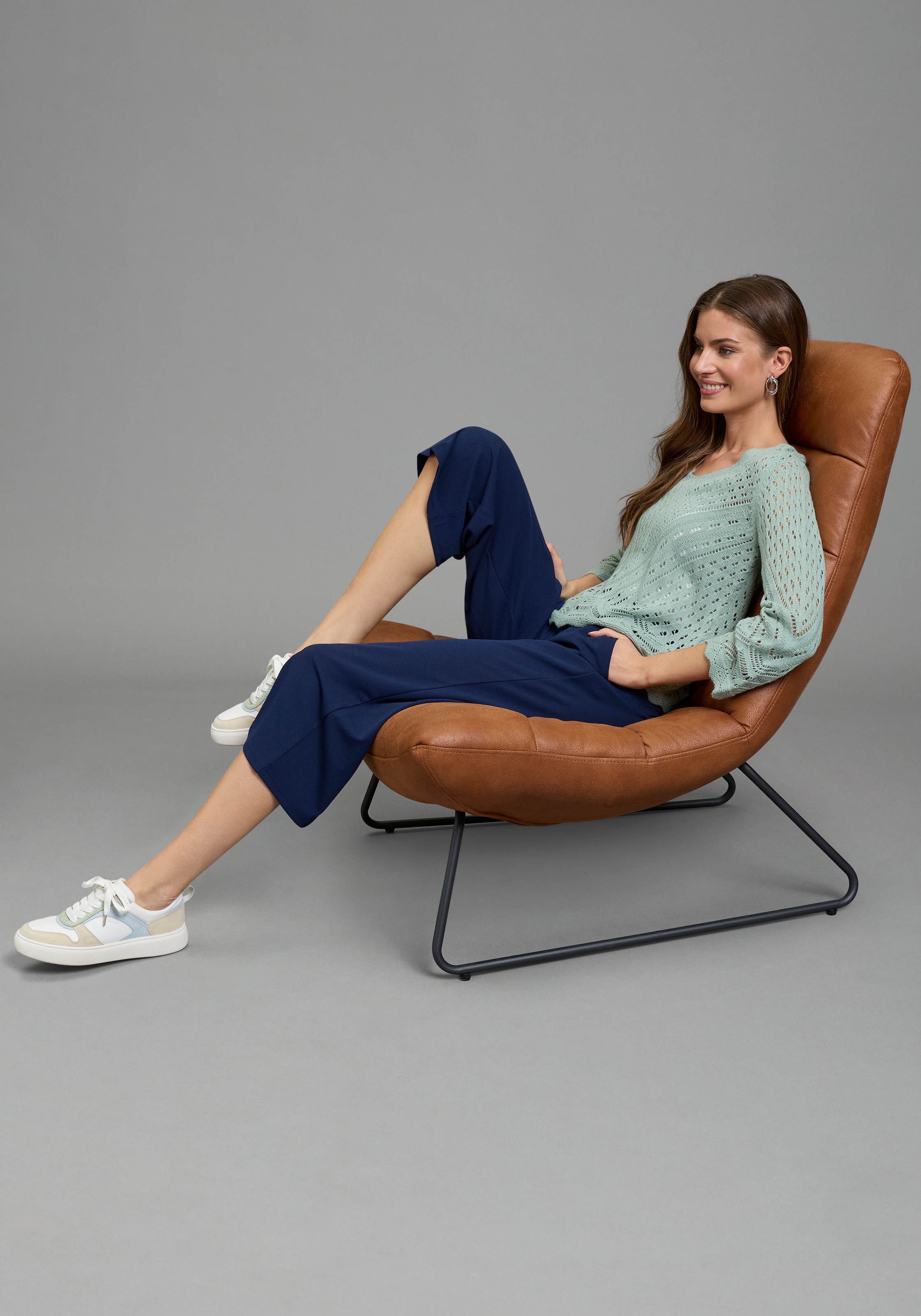 Laura Scott Ajourpullover mit femininer Silhouette aus Lochstrick