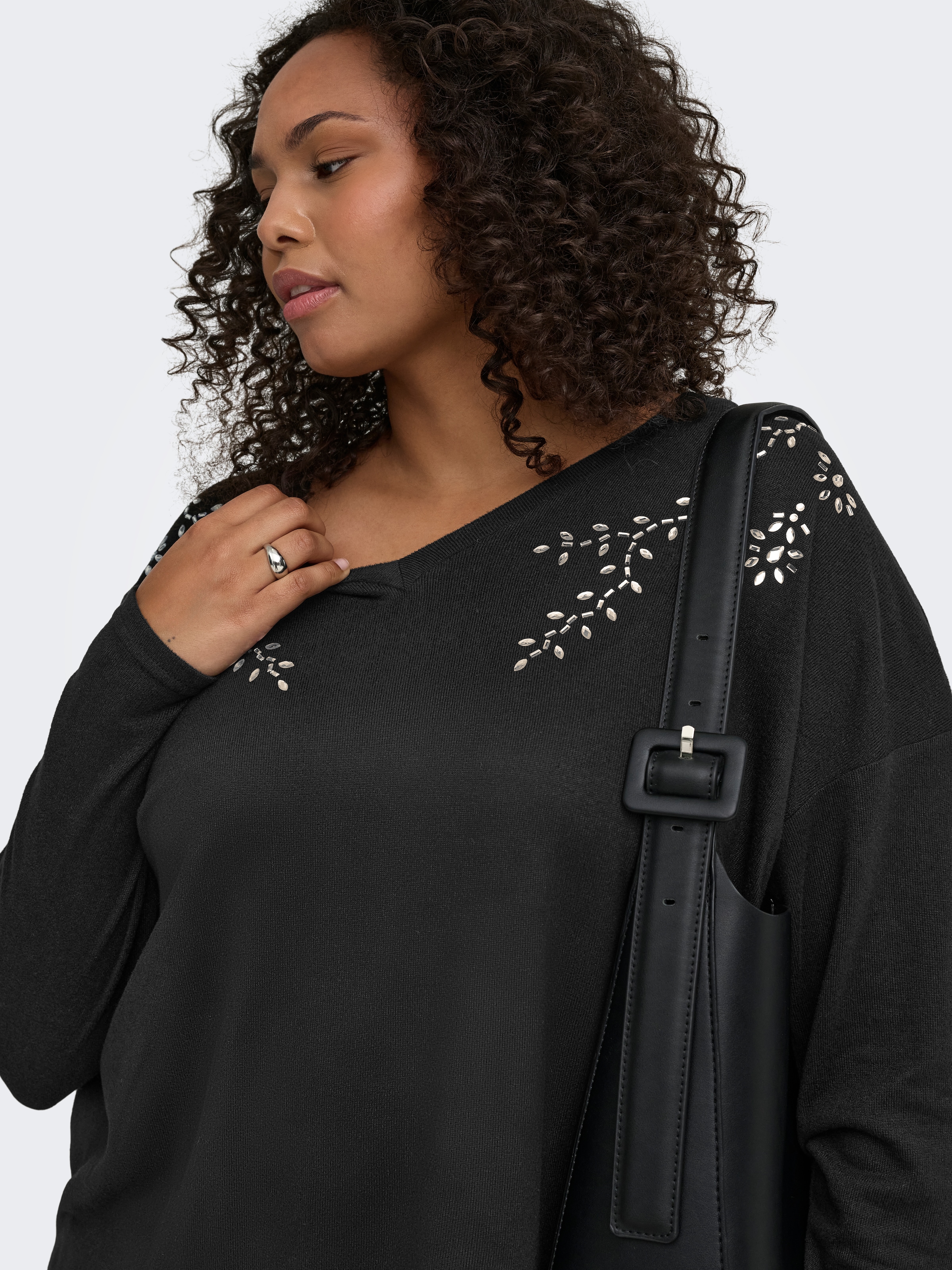ONLY CARMAKOMA V-Shirt »CARALBA L/S V-NECK DECO TOP JRS BF« Kunstfaser, regular fit