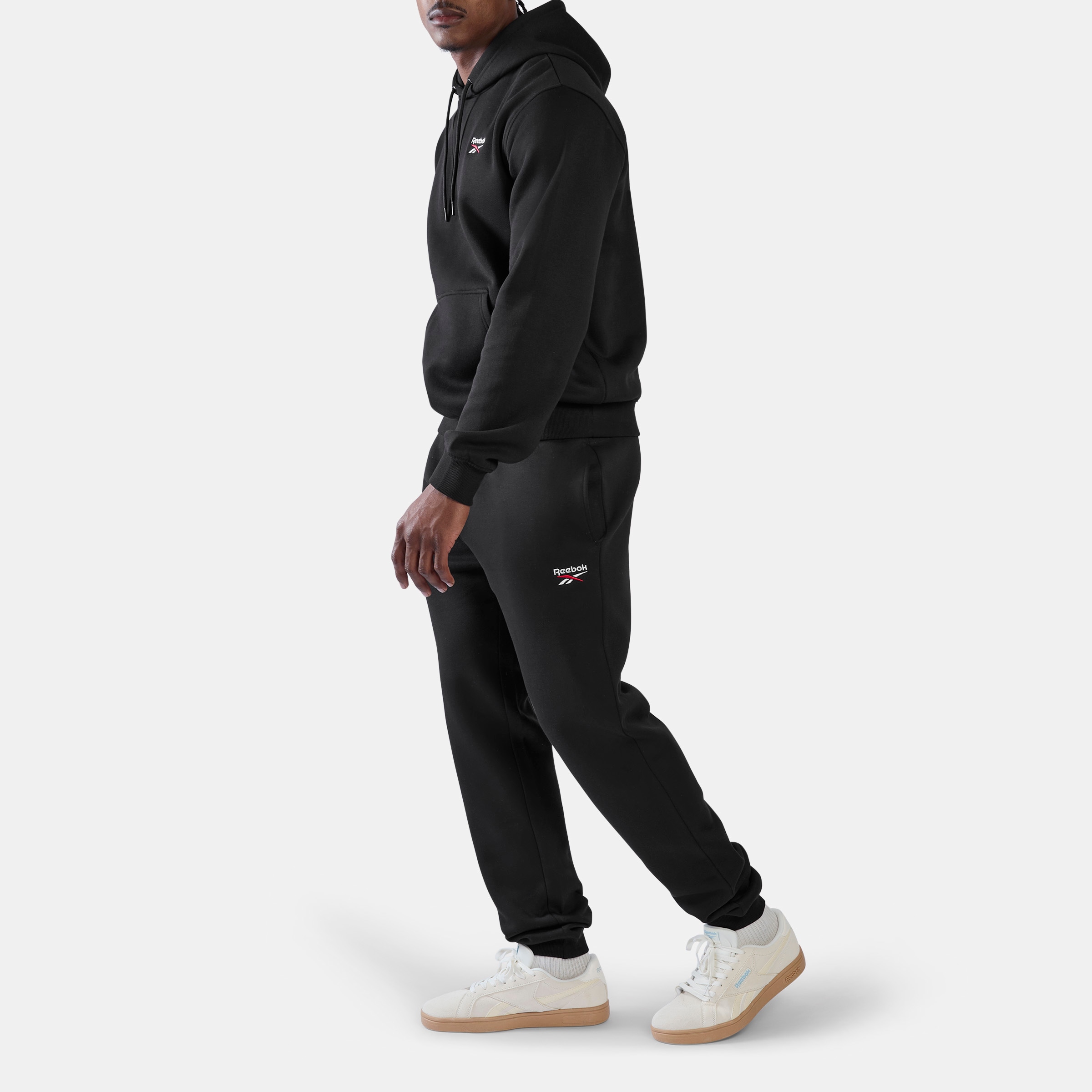 Reebok Jogginghose »ID 2-COLOUR LOGO FLEECE CUFFED JOG PANT«  Jogginghose für Sportmode, aus Baumwolle und Polyester