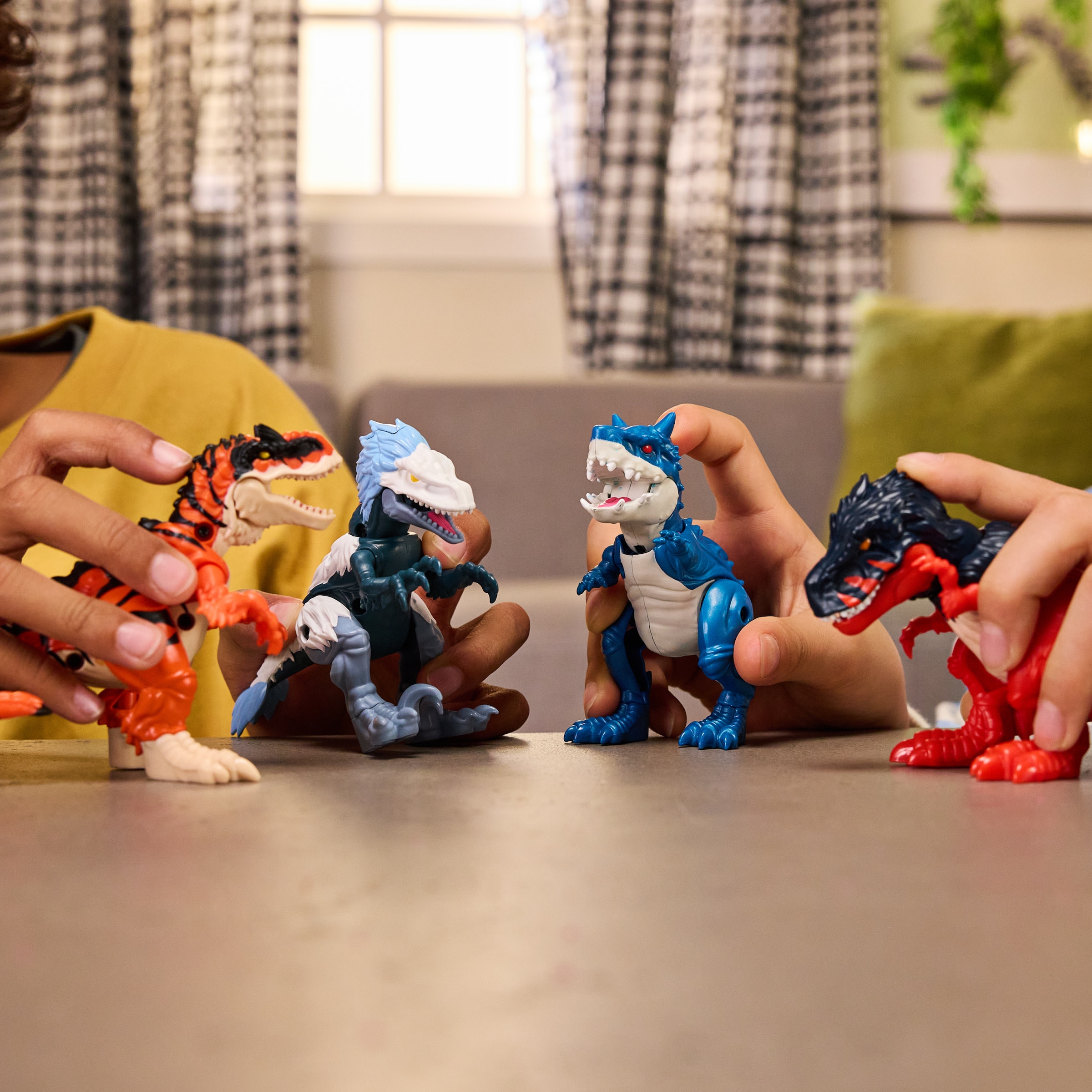 Spin Master Spielfigur »Primal Hatch Hybrid Dinos - Dino Actionfigur im Ei« mit Schlüpffunktion; sortierte Lieferung